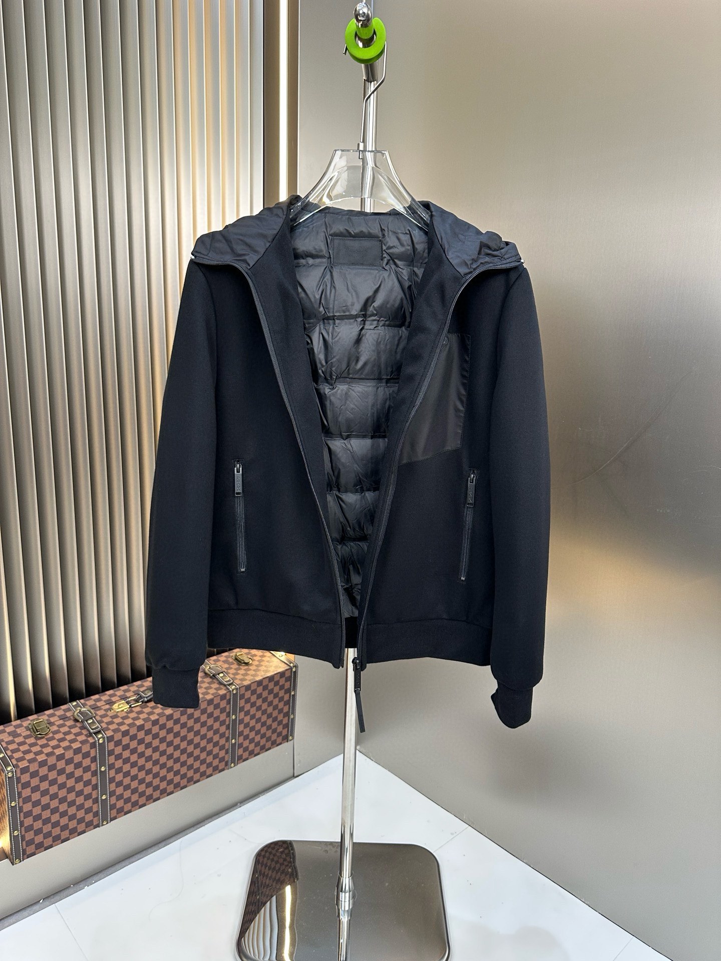 ¡P1360 Prada Prada de gama alta recomendada ganado 2024 Otoño / Invierno de los hombres pura 90 Chaqueta de plumas! ¡Noble linaje, lleno de esponjosidad, el clima frío, de gama alta de primer nivel prêt-à-porter de la ropa, toda la prenda está diseñada utilizando la mano-pesada artesanía, la parte interior del esqueleto como un apoyo están cubiertos con tiras en relieve a mano de revestimiento impermeable en forma de silueta impermeable al aire libre como el tono de la integración de los elementos de diseño de la moda no está orientada a la funcionalidad de alta calle modelos prácticos llenos de importación de alto grado de selección de 90 pato blanco hacia abajo + 10 plumas, de alto peso, de espesor, el calor rápido y el calor politérmico, el efecto de reunir el mejor! Zegna artesanía tradicional pieza Símbolo y da la nueva temporada de la vitalidad de la moda y el valor estético de la moda también Zhuangyixia estilo de los hombres de élite urbana preferida Tamaño: M-3XL178 140 libras desgaste L Slim máximo usable 190 libras