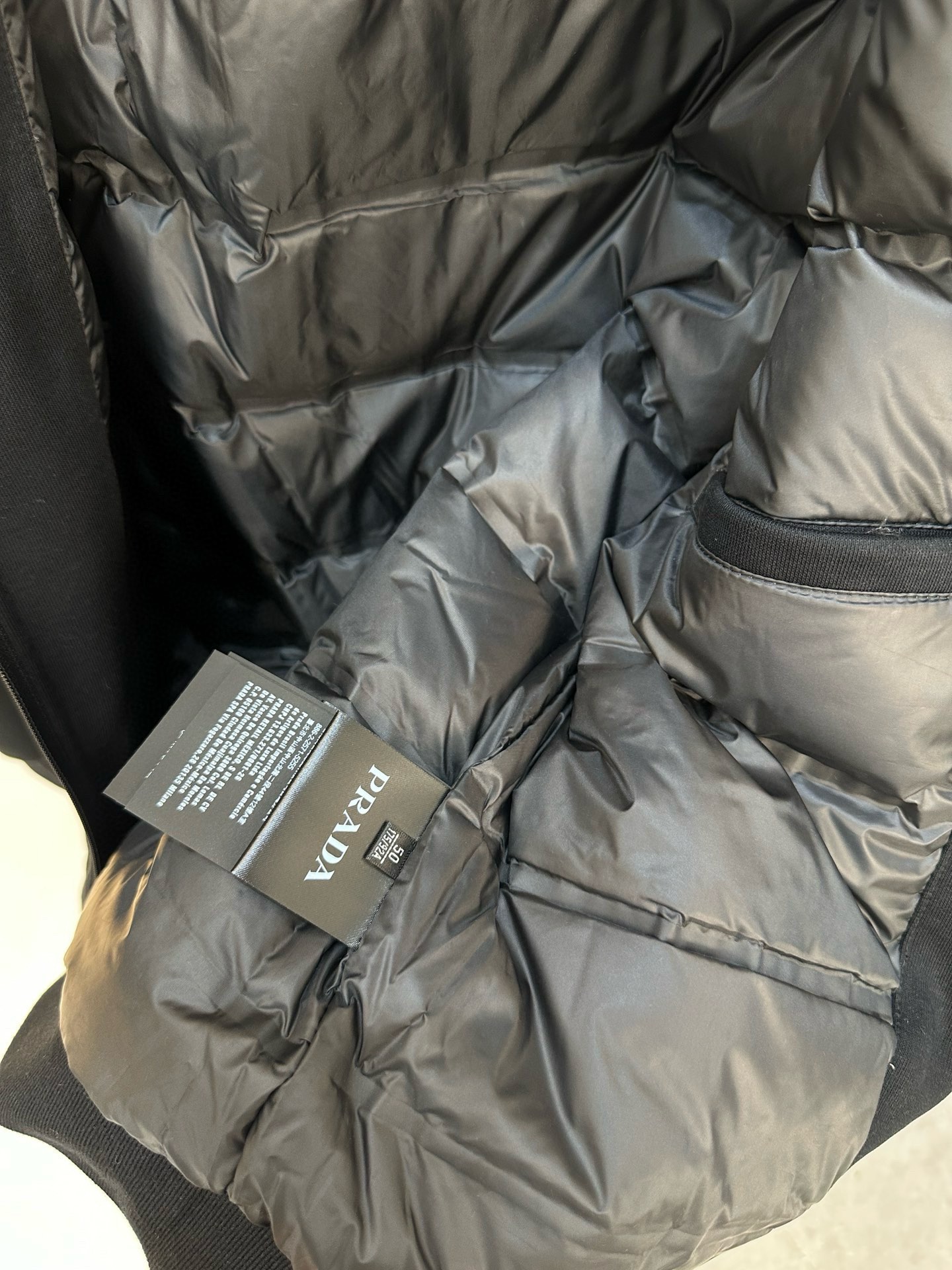 P1420 Moncler Moncler gado recomendado de alta qualidade 2024 outono / inverno Jaqueta masculina Pure 90 Down! Linhagem nobre, cheia de sensação fofa, arma fria, roupas prontas para vestir de alto nível, toda a peça é projetada usando artesanato pesado à mão, a parte interna do esqueleto como suporte é coberta com tiras em relevo à mão de revestimento impermeável na forma de silhueta de capa de chuva ao ar livre como o tom da integração dos elementos de design da moda não é orientado para a funcionalidade modelos práticos de rua cheios de seleção importada de alto grau de 90 penas de pato branco + 10 penas, alto peso, calor espesso, rápido e calor politérmico, o efeito de coleta muito bom! O artesanato tradicional da Zegna, peça-símbolo, confere à nova estação vitalidade e valor estético à moda, bem como ao estilo harmonioso de Zhuang e à elite urbana preferida dos homens Tamanho: M-3XL178 140 libras desgaste L Slim máximo 190 libras