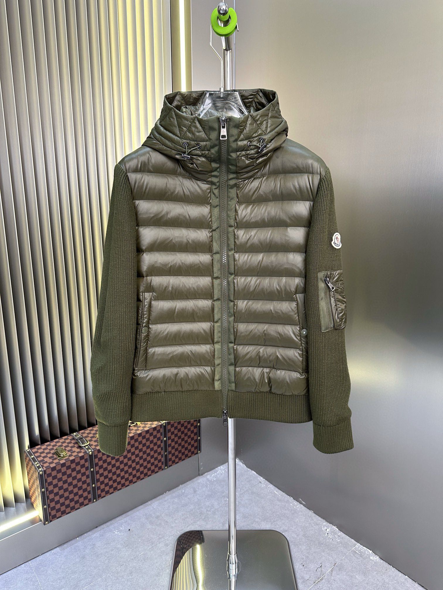 P1080 Moncler Moncler Haut de gamme recommandé bovins 2024 Automne/Hiver Pure 90 Down Jacket Hommes Patchwork Manches en laine ! Noble pedigree, sensation duveteuse, arme froide, prêt-à-porter haut de gamme, l'ensemble du vêtement utilisant la conception artisanale lourde à la main, la partie intérieure du squelette comme support sont tous sur les bandes de revêtement imperméable à la main en forme d'imperméable extérieur comme le ton des éléments de conception de la mode n'est pas à la fonctionnalité orientée vers les modèles de vêtements de haute rue remplis de sélection importée de haute qualité de 90 duvet de canard blanc + 10 plumes, poids élevé en grammes, épais, chaleur rapide et effet de chaleur polythermique est très bon pour rassembler l'artisanat traditionnel de Zegna. L'artisanat traditionnel de Zegna Symbol pièce et donne la nouvelle saison de la vitalité de la mode et de la valeur esthétique de la mode aussi Zhuang et harmonieux style élite urbaine hommes préférés Taille : M-3XL178 140 livres porter L Slim maximum peut porter 190 livres-High replica bags.