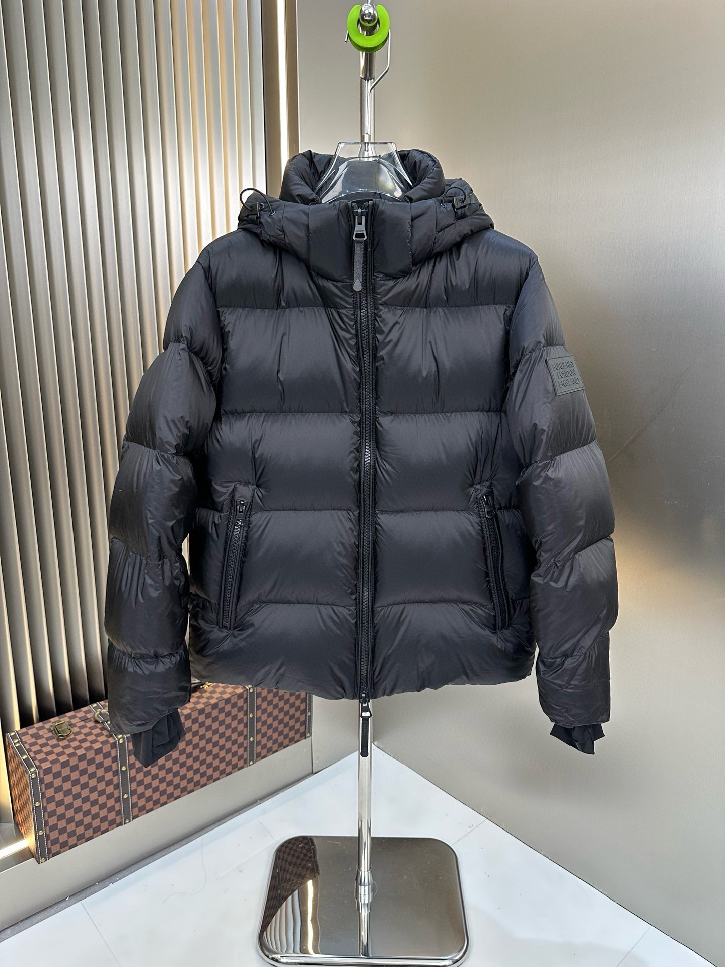 P1420 Moncler Moncler gado recomendado de alta qualidade 2024 outono / inverno Jaqueta masculina Pure 90 Down! Linhagem nobre, cheia de sensação fofa, arma fria, roupas prontas para vestir de alto nível, toda a peça é projetada usando artesanato pesado à mão, a parte interna do esqueleto como suporte é coberta com tiras em relevo à mão de revestimento impermeável na forma de silhueta de capa de chuva ao ar livre como o tom da integração dos elementos de design da moda não é orientado para a funcionalidade modelos práticos de rua cheios de seleção importada de alto grau de 90 penas de pato branco + 10 penas, alto peso, calor espesso, rápido e calor politérmico, o efeito de coleta muito bom! O artesanato tradicional da Zegna, peça-símbolo, confere à nova estação vitalidade e valor estético à moda, bem como ao estilo harmonioso de Zhuang e à elite urbana preferida dos homens Tamanho: M-3XL178 140 libras desgaste L Slim máximo 190 libras