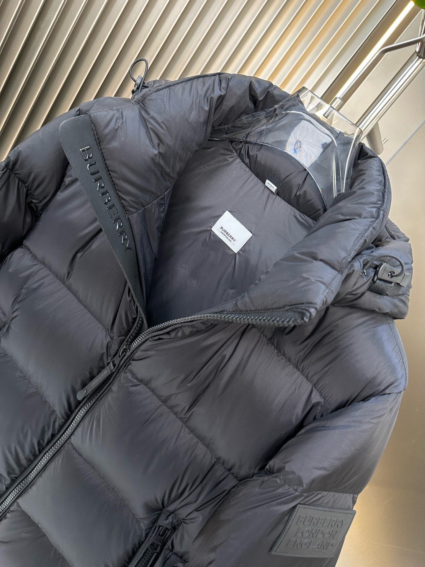 P1420 Moncler Moncler gado recomendado de alta qualidade 2024 outono / inverno Jaqueta masculina Pure 90 Down! Linhagem nobre, cheia de sensação fofa, arma fria, roupas prontas para vestir de alto nível, toda a peça é projetada usando artesanato pesado à mão, a parte interna do esqueleto como suporte é coberta com tiras em relevo à mão de revestimento impermeável na forma de silhueta de capa de chuva ao ar livre como o tom da integração dos elementos de design da moda não é orientado para a funcionalidade modelos práticos de rua cheios de seleção importada de alto grau de 90 penas de pato branco + 10 penas, alto peso, calor espesso, rápido e calor politérmico, o efeito de coleta muito bom! O artesanato tradicional da Zegna, peça-símbolo, confere à nova estação vitalidade e valor estético à moda, bem como ao estilo harmonioso de Zhuang e à elite urbana preferida dos homens Tamanho: M-3XL178 140 libras desgaste L Slim máximo 190 libras