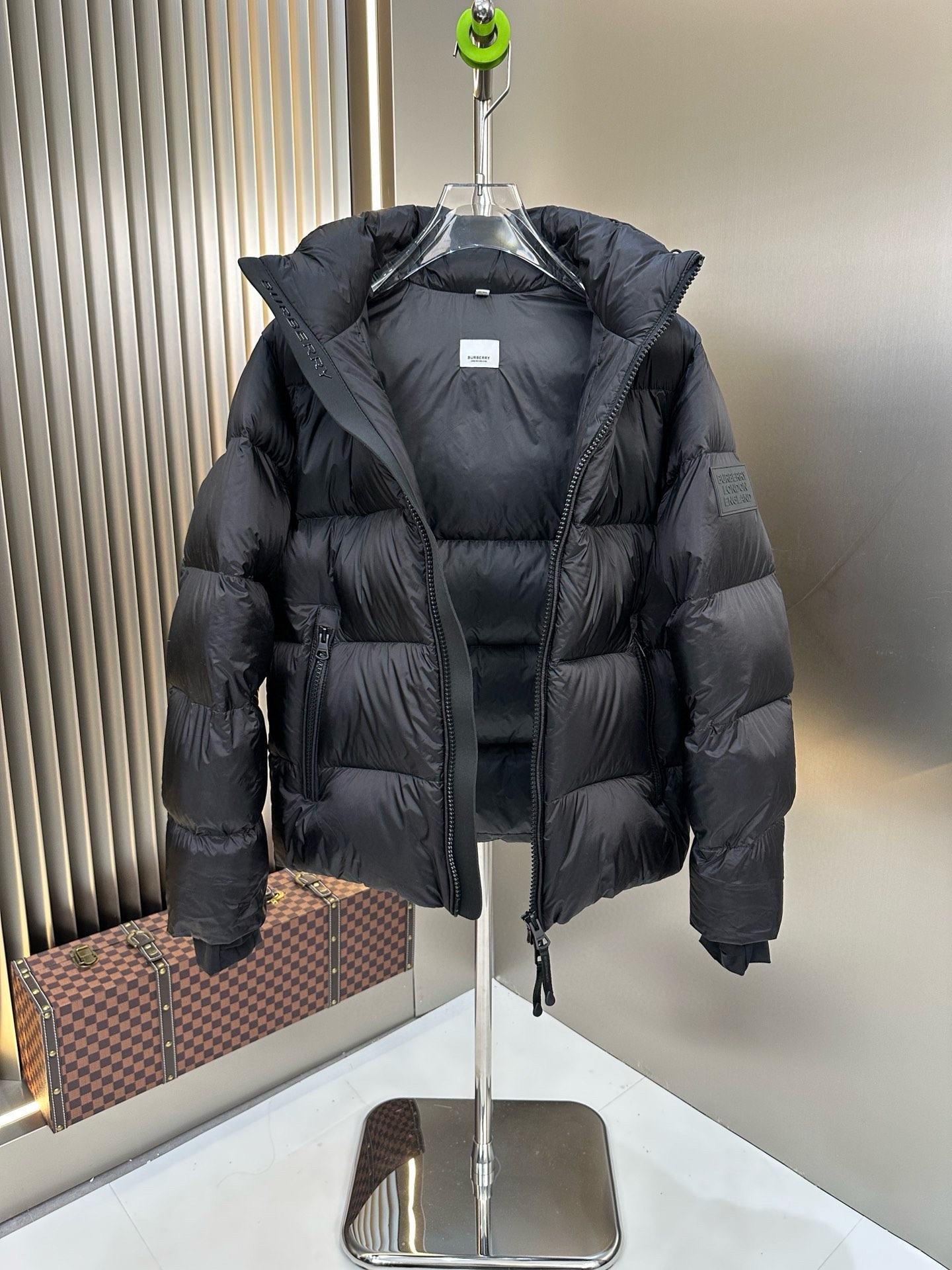 P1420 Moncler Moncler gado recomendado de alta qualidade 2024 outono / inverno Jaqueta masculina Pure 90 Down! Linhagem nobre, cheia de sensação fofa, arma fria, roupas prontas para vestir de alto nível, toda a peça é projetada usando artesanato pesado à mão, a parte interna do esqueleto como suporte é coberta com tiras em relevo à mão de revestimento impermeável na forma de silhueta de capa de chuva ao ar livre como o tom da integração dos elementos de design da moda não é orientado para a funcionalidade modelos práticos de rua cheios de seleção importada de alto grau de 90 penas de pato branco + 10 penas, alto peso, calor espesso, rápido e calor politérmico, o efeito de coleta muito bom! O artesanato tradicional da Zegna, peça-símbolo, confere à nova estação vitalidade e valor estético à moda, bem como ao estilo harmonioso de Zhuang e à elite urbana preferida dos homens Tamanho: M-3XL178 140 libras desgaste L Slim máximo 190 libras