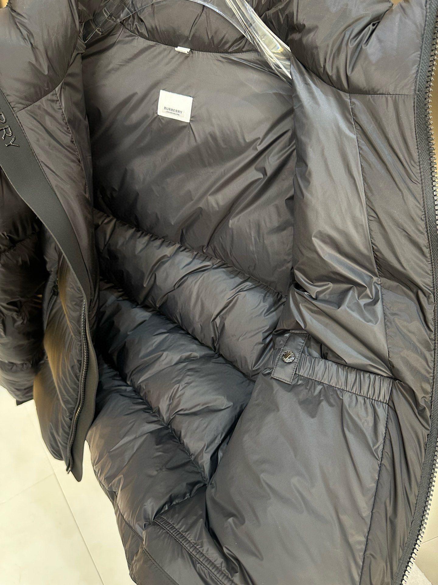 P1420 Moncler Moncler gado recomendado de alta qualidade 2024 outono / inverno Jaqueta masculina Pure 90 Down! Linhagem nobre, cheia de sensação fofa, arma fria, roupas prontas para vestir de alto nível, toda a peça é projetada usando artesanato pesado à mão, a parte interna do esqueleto como suporte é coberta com tiras em relevo à mão de revestimento impermeável na forma de silhueta de capa de chuva ao ar livre como o tom da integração dos elementos de design da moda não é orientado para a funcionalidade modelos práticos de rua cheios de seleção importada de alto grau de 90 penas de pato branco + 10 penas, alto peso, calor espesso, rápido e calor politérmico, o efeito de coleta muito bom! O artesanato tradicional da Zegna, peça-símbolo, confere à nova estação vitalidade e valor estético à moda, bem como ao estilo harmonioso de Zhuang e à elite urbana preferida dos homens Tamanho: M-3XL178 140 libras desgaste L Slim máximo 190 libras