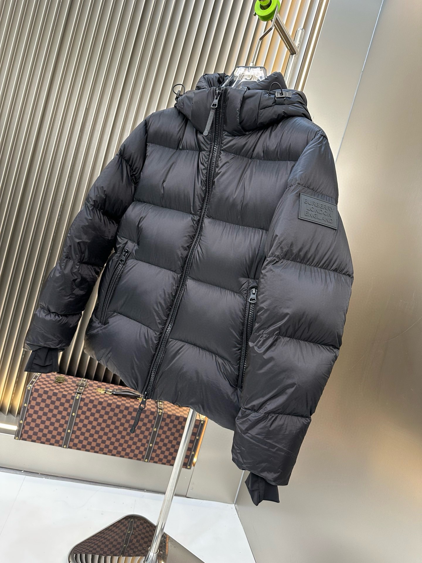 P1420 Moncler Moncler gado recomendado de alta qualidade 2024 outono / inverno Jaqueta masculina Pure 90 Down! Linhagem nobre, cheia de sensação fofa, arma fria, roupas prontas para vestir de alto nível, toda a peça é projetada usando artesanato pesado à mão, a parte interna do esqueleto como suporte é coberta com tiras em relevo à mão de revestimento impermeável na forma de silhueta de capa de chuva ao ar livre como o tom da integração dos elementos de design da moda não é orientado para a funcionalidade modelos práticos de rua cheios de seleção importada de alto grau de 90 penas de pato branco + 10 penas, alto peso, calor espesso, rápido e calor politérmico, o efeito de coleta muito bom! O artesanato tradicional da Zegna, peça-símbolo, confere à nova estação vitalidade e valor estético à moda, bem como ao estilo harmonioso de Zhuang e à elite urbana preferida dos homens Tamanho: M-3XL178 140 libras desgaste L Slim máximo 190 libras