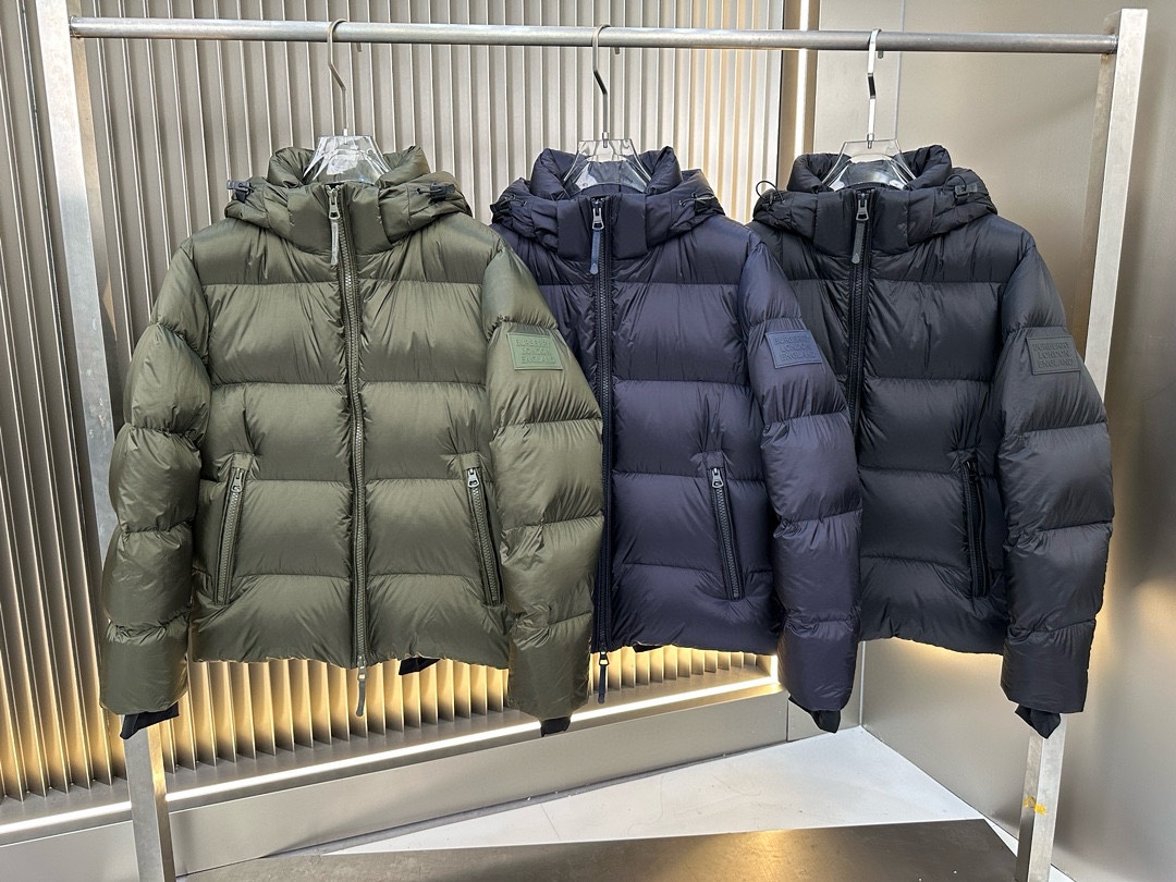 P1420 Moncler Moncler gado recomendado de alta qualidade 2024 outono / inverno Jaqueta masculina Pure 90 Down! Linhagem nobre, cheia de sensação fofa, arma fria, roupas prontas para vestir de alto nível, toda a peça é projetada usando artesanato pesado à mão, a parte interna do esqueleto como suporte é coberta com tiras em relevo à mão de revestimento impermeável na forma de silhueta de capa de chuva ao ar livre como o tom da integração dos elementos de design da moda não é orientado para a funcionalidade modelos práticos de rua cheios de seleção importada de alto grau de 90 penas de pato branco + 10 penas, alto peso, calor espesso, rápido e calor politérmico, o efeito de coleta muito bom! O artesanato tradicional da Zegna, peça-símbolo, confere à nova estação vitalidade e valor estético à moda, bem como ao estilo harmonioso de Zhuang e à elite urbana preferida dos homens Tamanho: M-3XL178 140 libras desgaste L Slim máximo 190 libras