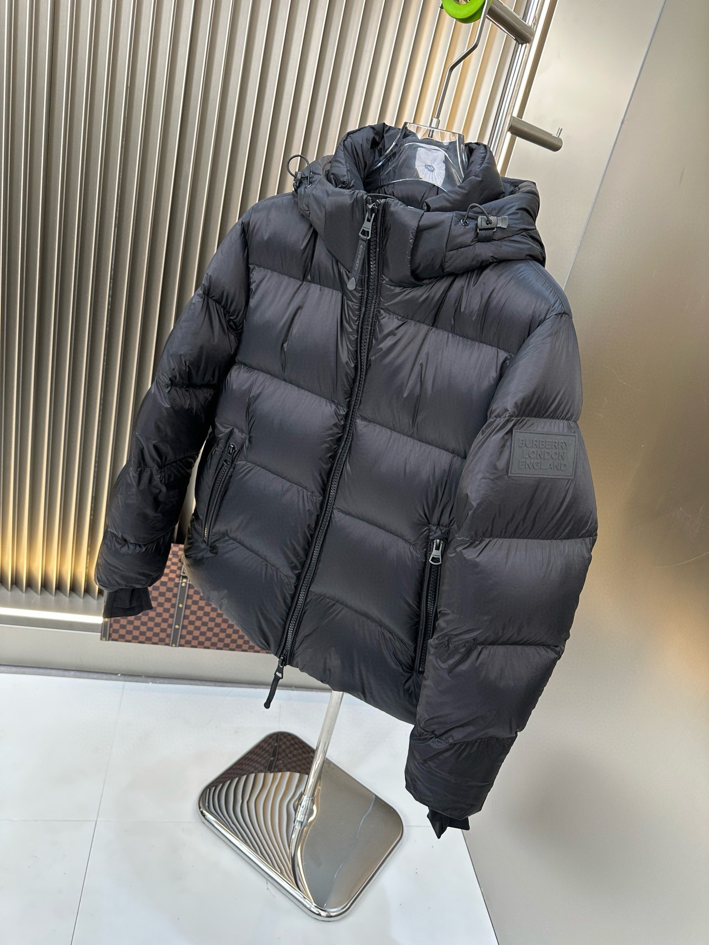 P1420 Moncler Moncler gado recomendado de alta qualidade 2024 outono / inverno Jaqueta masculina Pure 90 Down! Linhagem nobre, cheia de sensação fofa, arma fria, roupas prontas para vestir de alto nível, toda a peça é projetada usando artesanato pesado à mão, a parte interna do esqueleto como suporte é coberta com tiras em relevo à mão de revestimento impermeável na forma de silhueta de capa de chuva ao ar livre como o tom da integração dos elementos de design da moda não é orientado para a funcionalidade modelos práticos de rua cheios de seleção importada de alto grau de 90 penas de pato branco + 10 penas, alto peso, calor espesso, rápido e calor politérmico, o efeito de coleta muito bom! O artesanato tradicional da Zegna, peça-símbolo, confere à nova estação vitalidade e valor estético à moda, bem como ao estilo harmonioso de Zhuang e à elite urbana preferida dos homens Tamanho: M-3XL178 140 libras desgaste L Slim máximo 190 libras