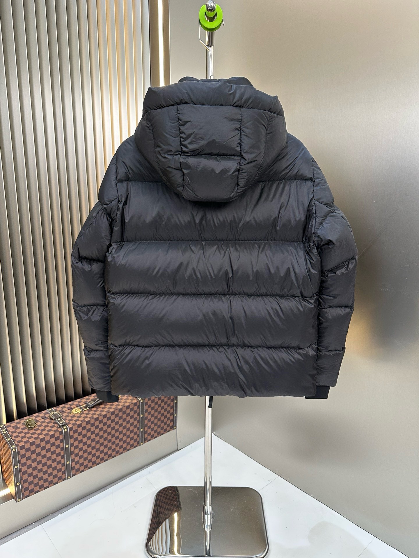 P1420 Moncler Moncler gado recomendado de alta qualidade 2024 outono / inverno Jaqueta masculina Pure 90 Down! Linhagem nobre, cheia de sensação fofa, arma fria, roupas prontas para vestir de alto nível, toda a peça é projetada usando artesanato pesado à mão, a parte interna do esqueleto como suporte é coberta com tiras em relevo à mão de revestimento impermeável na forma de silhueta de capa de chuva ao ar livre como o tom da integração dos elementos de design da moda não é orientado para a funcionalidade modelos práticos de rua cheios de seleção importada de alto grau de 90 penas de pato branco + 10 penas, alto peso, calor espesso, rápido e calor politérmico, o efeito de coleta muito bom! O artesanato tradicional da Zegna, peça-símbolo, confere à nova estação vitalidade e valor estético à moda, bem como ao estilo harmonioso de Zhuang e à elite urbana preferida dos homens Tamanho: M-3XL178 140 libras desgaste L Slim máximo 190 libras