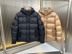 P1100 Moncler Moncler High-end recommended cattle 2024 fall and winter men's pure 90 down jacket! Noble lineage, fluffy feeling, cold weather, high-end top tier ready-to-wear clothing, the whole piece of clothing using hand-heavy craft design, the inner part of the skeleton as a support are all over the hand-pressing adhesive strips of waterproof coating in the shape of outdoor punching jacket as the tone of the design elements of fashion is not to functionality-oriented high street wear models filled with imported high-grade selection of 90 white duck down + 10 feathers, high gram weight, thick, quick heat and polythermal warmth effect is excellent to gather the traditional craftsmanship of Zegna, the symbol of the piece and give the new season of fashion vitality and harmony, but also a new season of fashion value. Zegna's traditional craftsmanship Symbol piece and gives the new season of fashion vitality and fashion aesthetic value also Zhuang and harmonious style of urban elite men preferred Size: M-3XL178 140 pounds wear L Slim maximum wearable 190 pounds