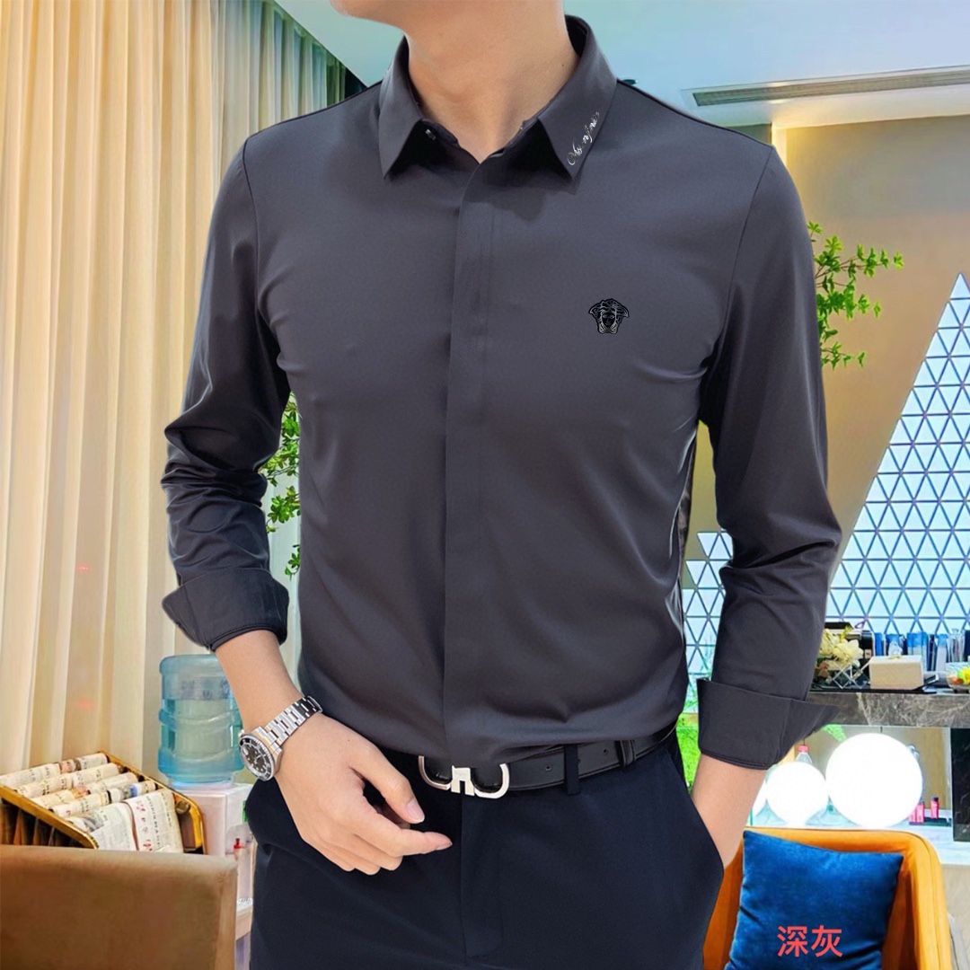 P440 VER Versace 2024 Counter casual long sleeve shirt! The brand's latest elements logo heavy-duty design No trace of tailoring Imported 80-count ultra-high-count cotton feel smooth and comfortable elasticity good soft and delicate not easy to pilling! Extremely fashionable and durable to see the accent on the body is very handsome Comfortable ultimate stylish versatile models! Successful men must have! Size: M-4XL (178 140 pounds L Slim maximum 200 pounds)