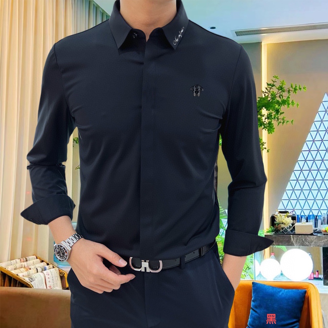 P440 VER Versace 2024 Counter casual long sleeve shirt! The brand's latest elements logo heavy-duty design No trace of tailoring Imported 80-count ultra-high-count cotton feel smooth and comfortable elasticity good soft and delicate not easy to pilling! Extremely fashionable and durable to see the accent on the body is very handsome Comfortable ultimate stylish versatile models! Successful men must have! Size: M-4XL (178 140 pounds L Slim maximum 200 pounds)