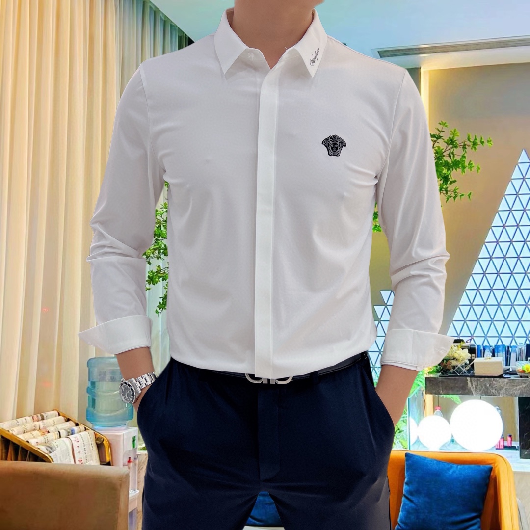 P440 VER Versace 2024 Counter casual long sleeve shirt! The brand's latest elements logo heavy-duty design No trace of tailoring Imported 80-count ultra-high-count cotton feel smooth and comfortable elasticity good soft and delicate not easy to pilling! Extremely fashionable and durable to see the accent on the body is very handsome Comfortable ultimate stylish versatile models! Successful men must have! Size: M-4XL (178 140 pounds L Slim maximum 200 pounds)