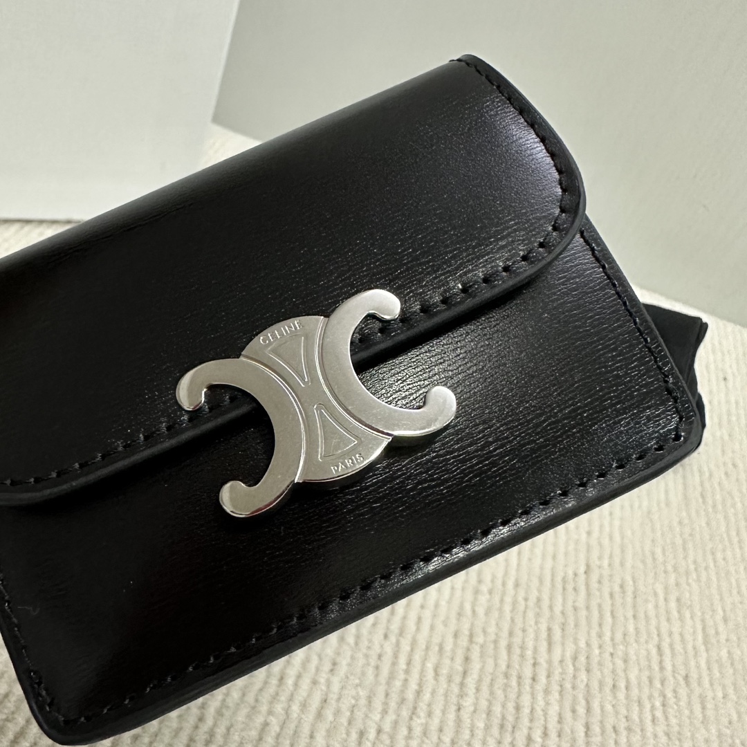 Photo [5]-P460 New Card Case online 🅰️🅰️CE New Classic Card Case Cowhide Leather Lining TRIOMPHE Snap Button Closure Inside 4 Card Slots 1 Outside Card Slot. Le poids est léger et facile à transporter ! Modèle No. 10I583g argent 💰 (tout acier) Taille : 10.5 X 7 X 1 (avec boîte d'origine)-High Faux Bags