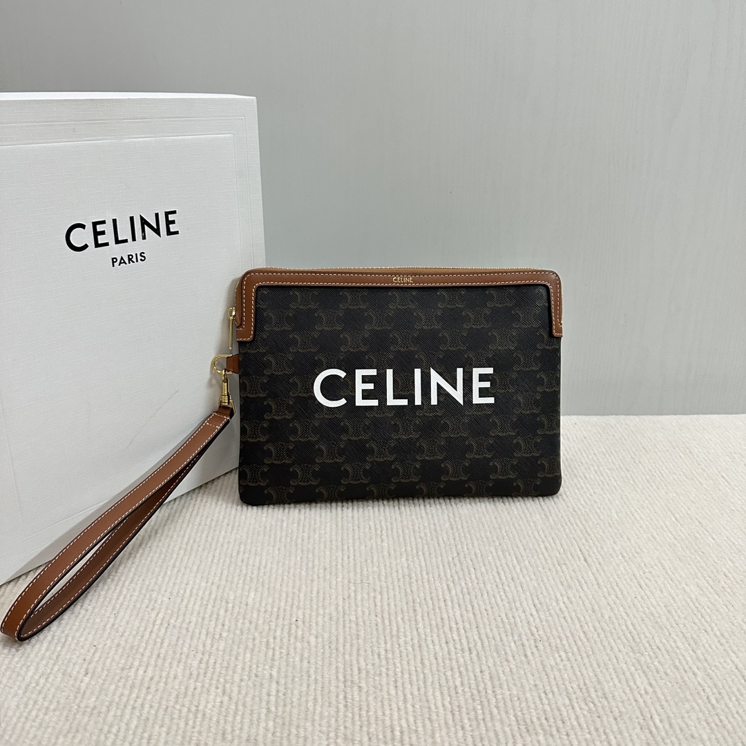 P720 新品上线🅰️🅰️
这款celine 手拿包 基础款多加了手绳实用性更大了🖤拉链处棕色皮包边和logo相呼应 更加增添独特感做工精细 走线精致 配有手拎带实用性强✅✅
款号：10J1004💰
颜色：料/棕（配原版包装）
尺寸：25×17.5×1-高仿包包