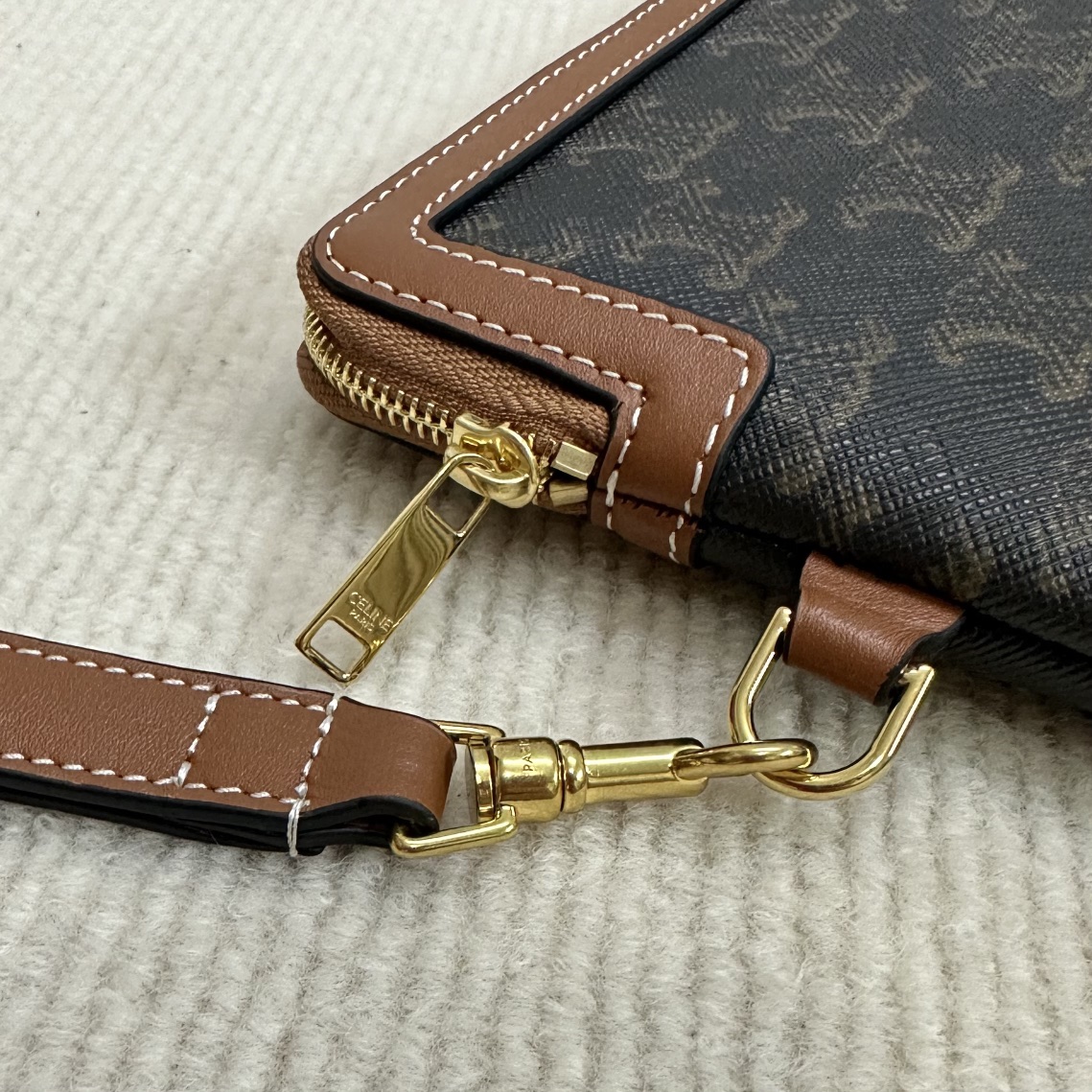 Image [6]-P720 Nouveaux produits en ligne 🅰️🅰️ cette pochette celine Modèles de base avec une sangle de main supplémentaire la praticité est plus grande 🖤 zip au bord enveloppé de cuir brun et logo écho plus ajouter un sens de l'unicité exécution fine ligne exquise avec une sangle de transport à la main la praticité ✅✅ Numéro de modèle : 10J1004 💰Color : material / brown (with original packaging) Size : 25 × 17.5 × 1-High Faux Bags