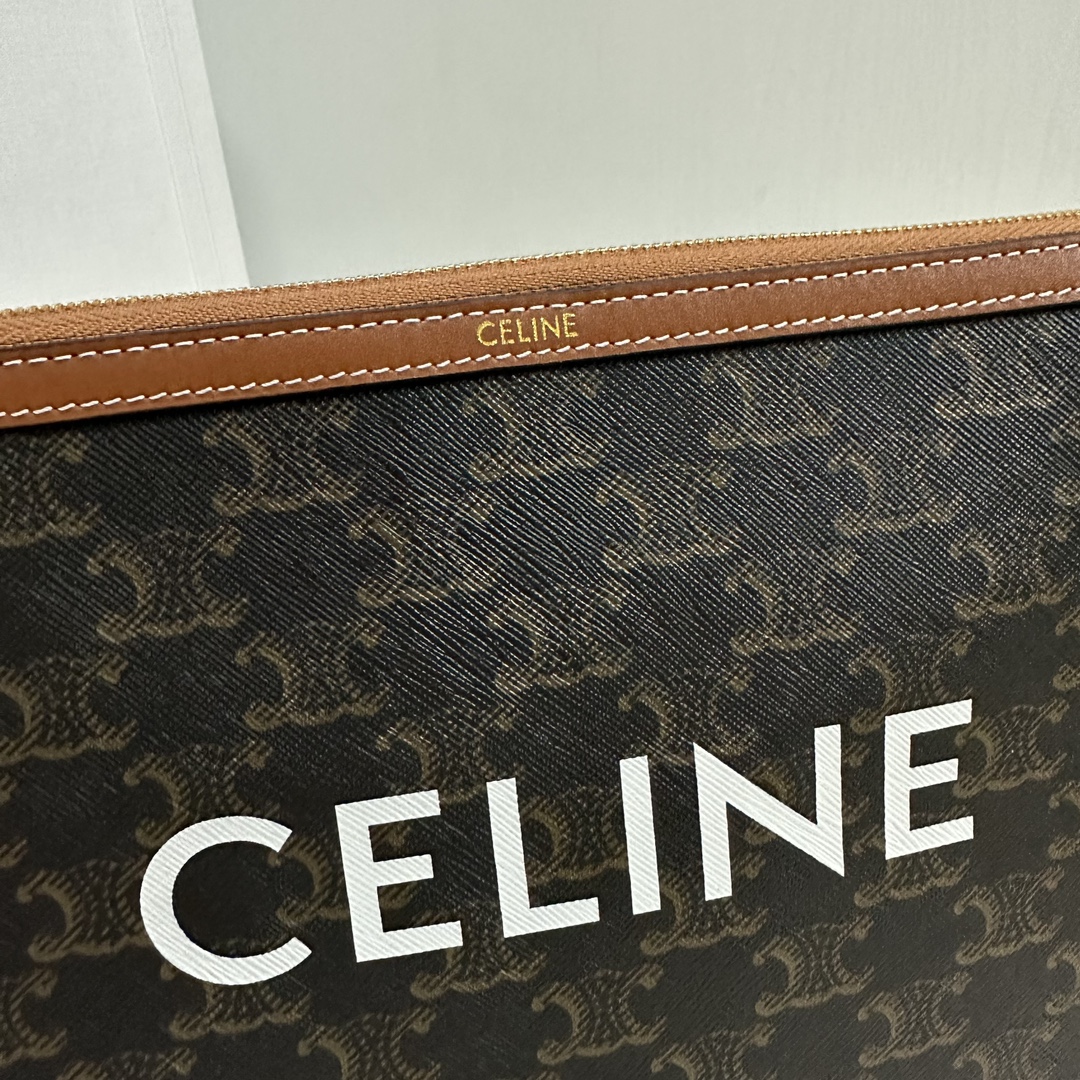 P720 New products online 🅰️🅰️This celine clutch bag basic model with extra hand strap is more practical 🖤 zipper brown leather edging and logo echo more add a sense of uniqueness fine workmanship exquisite line with hand strap practicality ✅✅Model No.: 10J1004💰Color: Material/Brown (with original packaging)Size: 25×17.5×1