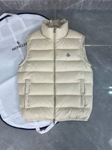 P940 Moncler moncler contrin official website 24 models stand-up collar light down vest undershirt counter hot sale explosive models to come! Winter new down 💥 blowing up the new models are endless Down undershirt undershirt 1:1 original open mold 90 white duck down lining thin and slim comfortable warm simple and stylish ultra-exquisite tailoring Accessories hardware is also meticulous is to bring you a good product Color: black Beige Size: 1-5 (175 120 pounds 1 yards)-high imitation factory