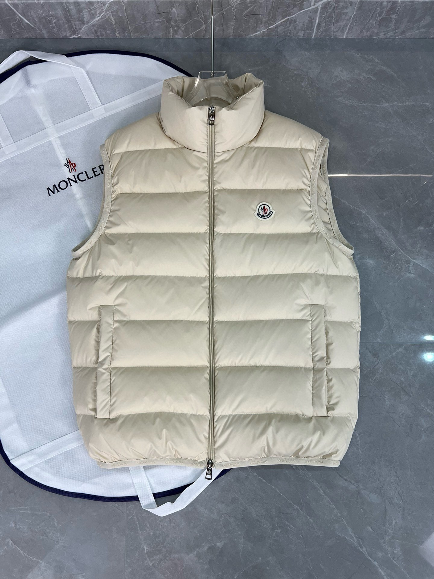 ¡P940 Moncler moncler contrin sitio web oficial 24 modelos de cuello alto luz abajo chaleco chaleco contador venta caliente modelos explosivos por venir! Invierno nuevo abajo 💥 volar los nuevos modelos son infinitas Abajo chaleco chaleco 1:1 original molde abierto 90 pato blanco abajo forro delgado y cómodo cálido simple moda súper exquisita sastrería Accesorios hardware también es meticuloso es para ofrecerle un buen producto Color: negro Beige Tamaño: 1-5 (175 120 kg 1 yardas)-Alta moda fábricas