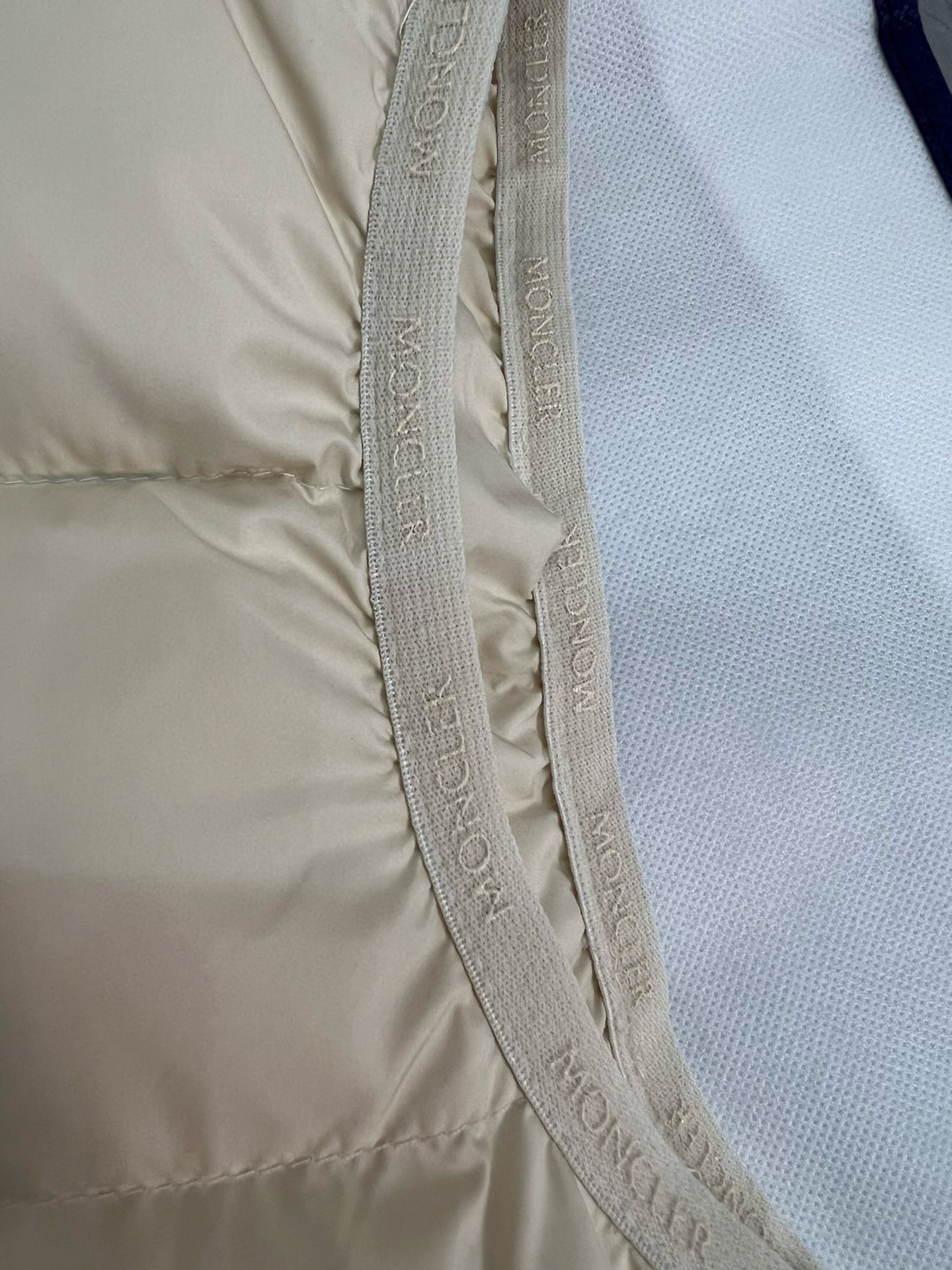 P940 Moncler moncler contrin official website 24 modèles col montant gilet léger en duvet giletContre les ventes chaudes modèles explosifs à venir ! Hiver nouveau duvet 💥 souffler de nouveaux modèles sans fin gilet duvet !1:1 original 90 doublure en duvet de canard blanc est léger et mince, confortable et chaud, simple et à la mode, tailleur ultra-fin, accessoires et quincaillerie sont également méticuleux, juste pour vous apporter un bon produit !Couleur : Noir BeigeTaille : 1-5 (175 120 kg 1 yard)