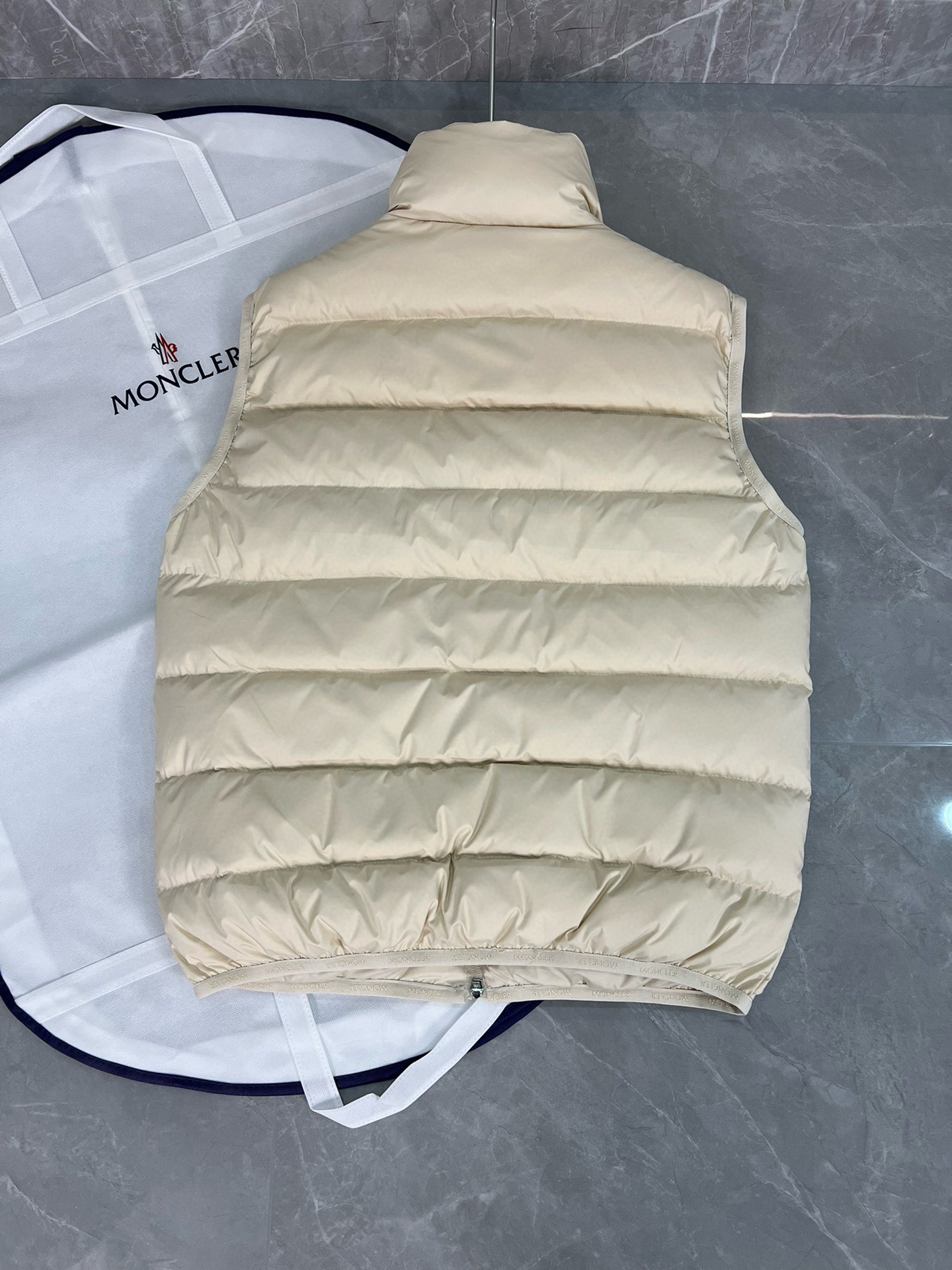 P940 Moncler moncler contrin official website 24 modèles col montant gilet léger en duvet giletContre les ventes chaudes modèles explosifs à venir ! Hiver nouveau duvet 💥 souffler de nouveaux modèles sans fin gilet duvet !1:1 original 90 doublure en duvet de canard blanc est léger et mince, confortable et chaud, simple et à la mode, tailleur ultra-fin, accessoires et quincaillerie sont également méticuleux, juste pour vous apporter un bon produit !Couleur : Noir BeigeTaille : 1-5 (175 120 kg 1 yard)