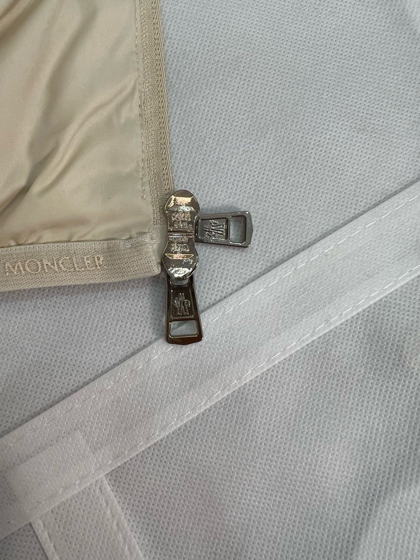 P940 Moncler moncler contrin official website 24 modèles col montant gilet léger en duvet giletContre les ventes chaudes modèles explosifs à venir ! Hiver nouveau duvet 💥 souffler de nouveaux modèles sans fin gilet duvet !1:1 original 90 doublure en duvet de canard blanc est léger et mince, confortable et chaud, simple et à la mode, tailleur ultra-fin, accessoires et quincaillerie sont également méticuleux, juste pour vous apporter un bon produit !Couleur : Noir BeigeTaille : 1-5 (175 120 kg 1 yard)