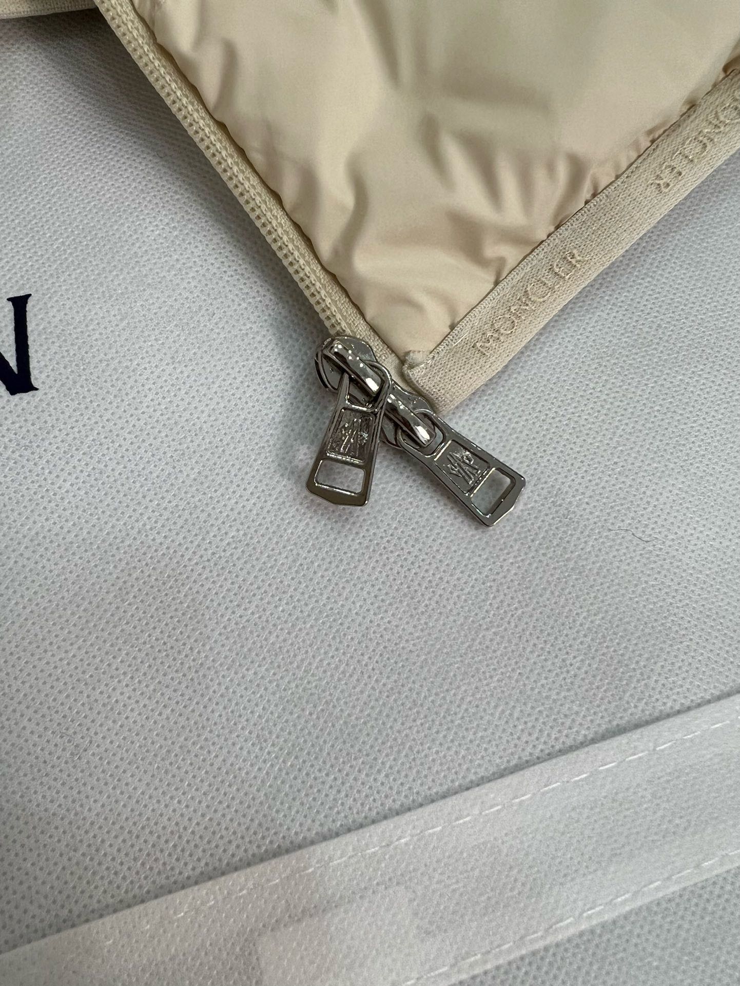 P940 Moncler moncler contrin official website 24 modèles col montant gilet léger en duvet giletContre les ventes chaudes modèles explosifs à venir ! Hiver nouveau duvet 💥 souffler de nouveaux modèles sans fin gilet duvet !1:1 original 90 doublure en duvet de canard blanc est léger et mince, confortable et chaud, simple et à la mode, tailleur ultra-fin, accessoires et quincaillerie sont également méticuleux, juste pour vous apporter un bon produit !Couleur : Noir BeigeTaille : 1-5 (175 120 kg 1 yard)