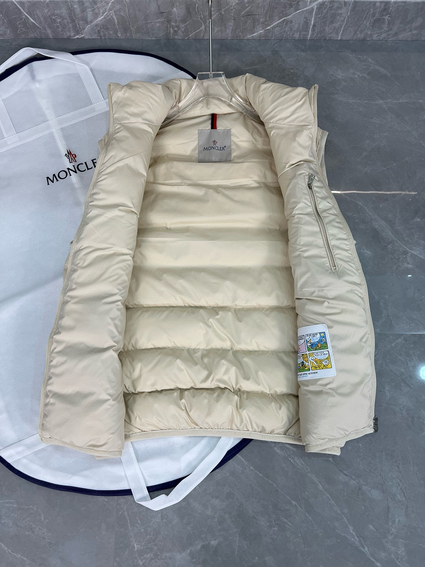 P940 Moncler moncler contrin official website 24 modèles col montant gilet léger en duvet giletContre les ventes chaudes modèles explosifs à venir ! Hiver nouveau duvet 💥 souffler de nouveaux modèles sans fin gilet duvet !1:1 original 90 doublure en duvet de canard blanc est léger et mince, confortable et chaud, simple et à la mode, tailleur ultra-fin, accessoires et quincaillerie sont également méticuleux, juste pour vous apporter un bon produit !Couleur : Noir BeigeTaille : 1-5 (175 120 kg 1 yard)