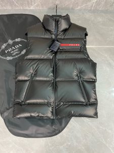 P960 Prada Prada Official site 21000➕ Modèle classique label rouge nouveau gilet en duvet !Un gilet en duvet décontracté avec un superbe remplissage en duvet !Fabriqué en 100% coton spandex.Le tissu a une excellente imperméabilité et respirabilitéIl peut résister au vent froid et à la pluie en extérieur. Le toucher du tissu d'érosion est inégalé !Très doux, lisse et brillant ! Il vous offre une expérience de port confortable !Le rembourrage intérieur contient du duvet 90% d'une teneur maximale de 280 grammes, qui a fait l'objet d'une sélection rigoureuse.Son toucher duveteux et sa résilience sont extrêmement supérieurs. Les performances en matière de froid sont incontestables !Les fermetures éclair en métal et les fermetures éclair auxiliaires personnalisées sont fabriquées à l'aide d'une technologie de collage sous pression haut de gamme !Logo classique en cuir rouge sur la poitrine, poche zippée étanche sous le logo rouge.Double poche zippée latérale oblique pour la lettre de la marque gravée sur l'en-tête de la fermeture à glissière.Partout pour montrer le grand air, le design du petit col, l'atmosphère simple.Comment s'habiller, comment être beau ! La doublure double couche n'est pas un tissu imperméable haute densité duveteux.Le coefficient coupe-vent est super moelleux et chaud ! C'est la réalité ! Le haut de gamme doit être poussé !Couleur : NoirTaille : 48-56 (175 125kg 48)