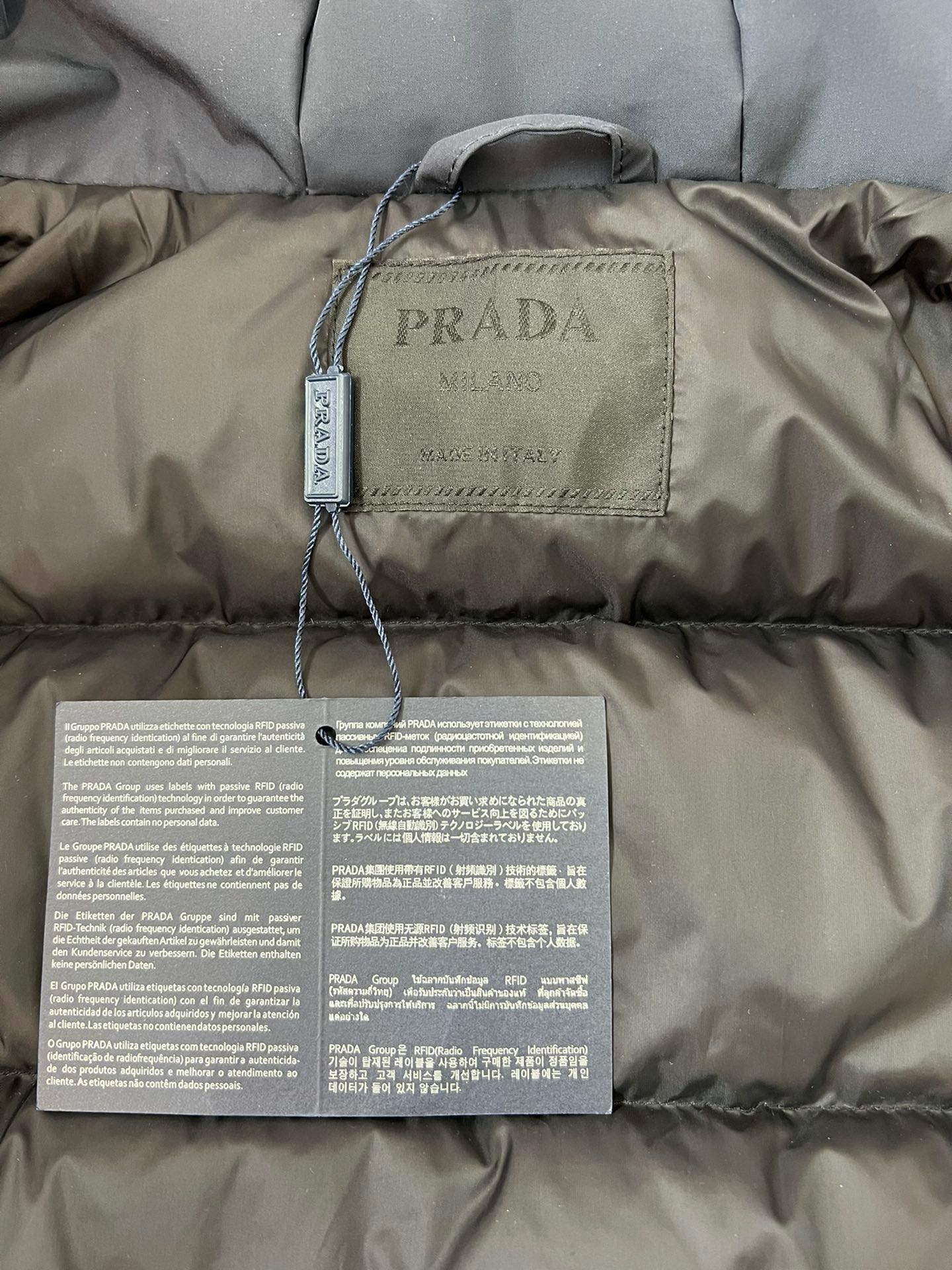 P1200 Prada Autumn/Winter 2024 Outdoor Ski Down Jacket Une légende du style. L'ultime doudoune d'extérieur décontractée pour vous garder au chaud pendant les mois d'hiver froids et venteux. Fonctionnalité et chaleur sont les critères de base de toute veste. La norme européenne de dist 90 % de duvet de canard blanc et 10 % de plumes est traitée avec la technologie du duvet direct. Extrêmement chaud, léger, respirant et inodore ! Le tout dernier tissu en fibres de nylon gore-tex, de type caoutchouc sous pression, est un produit de pointe dont l'effet imperméable, coupe-vent et respirant est encore plus important. Le revêtement du tissu est différent de celui du marché. La texture et le toucher du tissu en polyester nylon Toray haute brillance sont incontestablement supérieurs. L'effet coupe-vent et chaleur froide est excellent. La conception de la fermeture n'est pas ordinaire ! Le grand col de la capuche n'est pas amovible. En un coup d'œil, vous pouvez sentir la chaleur de la présence de mesures efficaces pour verrouiller la chaleur en quelques minutes. La doublure intérieure est équipée d'une jupe élastique contre le vent et la neige afin de mieux envelopper l'effet du vent et du froid. La fermeture éclair imperméable est une caractéristique incontournable des vestes de ski grenble.Couleur : noir bleuTaille : 48-56 (175 125kg 48)