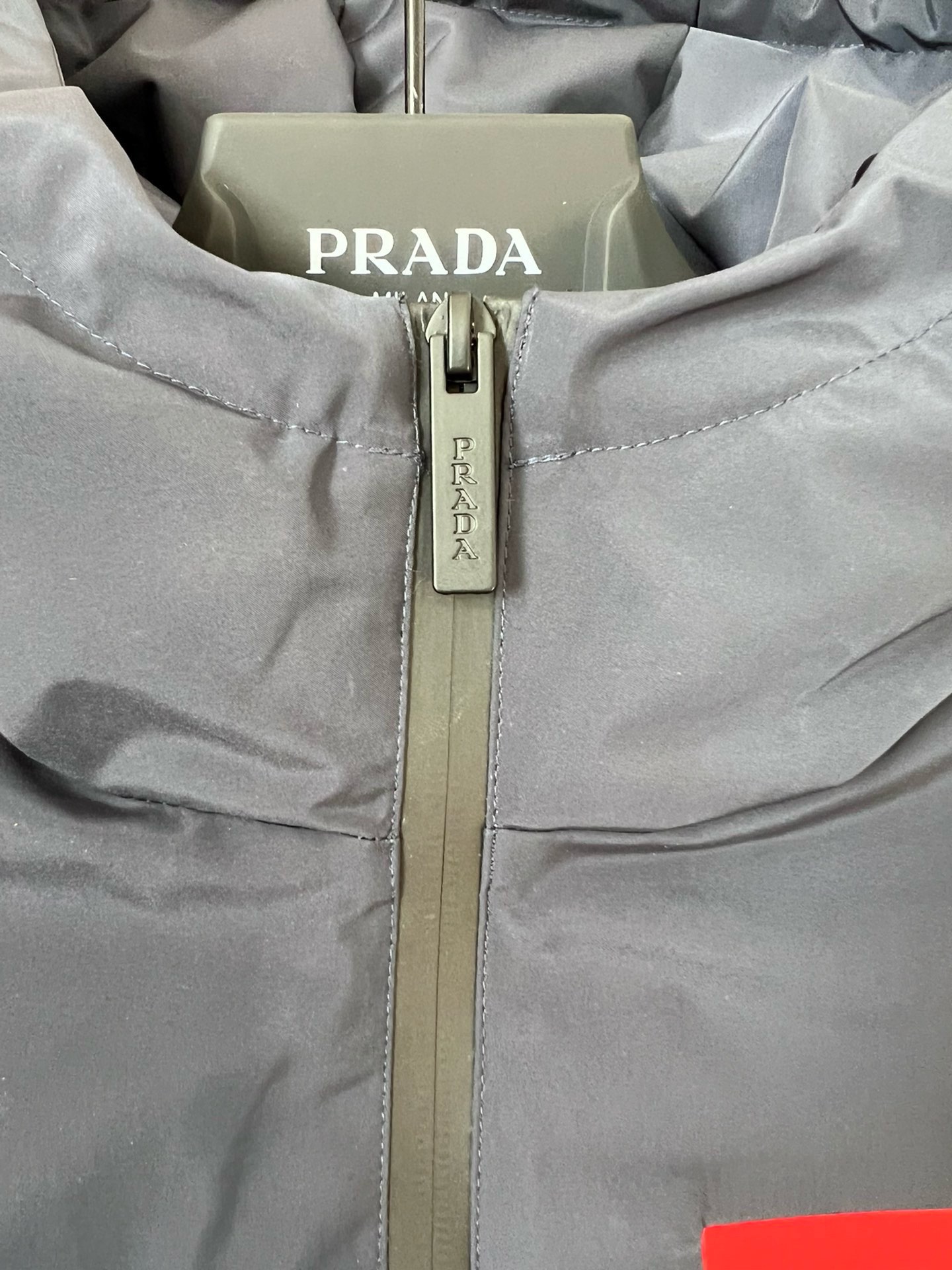 P1200 Prada Prada Fall/Winter 2024 Outdoor Gummed Ski Down Jacket A legend of styling. The ultimate casual outdoor down jacket to keep you warm in the cold and windy winter months. Functionality and warmth are the basic criteria for every grenble. Superior European standard dist 90% white duck down 10% feathers for direct filling technology processing. Extremely warm, lightweight, breathable and odorless! The latest gore-tex nylon fiber fabric pressure rubber type of advanced products waterproof windproof breathable effect is more significant. Different from the market coating of the fabric. Inside Toray high-gloss polyester nylon fabric texture and feel unquestionably superior. Windproof cold warmth effect is excellent lock down design is not general! Hooded large collar design is not removable. At a glance, you can feel the warmth of the presence of efficient warming measures to lock the warmth in minutes. The inside is equipped with elastic wind and snow skirt design wrap better wind and cold effect is more significant. Pressure rubber waterproof zipper design is also grenble Department of ski clothing necessary skills Color: black blue Size: 48-56 (175 125 pounds 48)-high-fashion factory