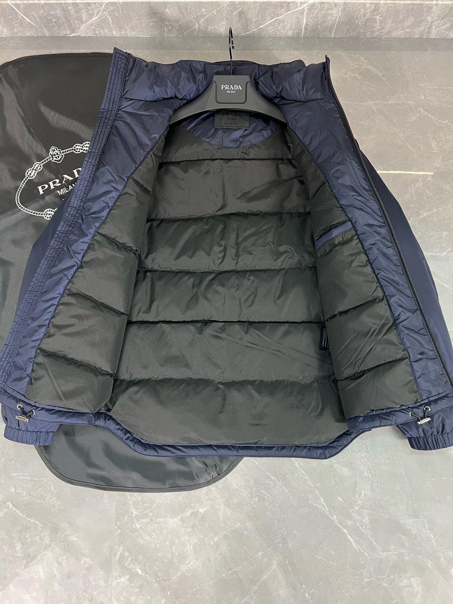 P1420 Moncler Moncler gado recomendado de alta qualidade 2024 outono / inverno Jaqueta masculina Pure 90 Down! Linhagem nobre, cheia de sensação fofa, arma fria, roupas prontas para vestir de alto nível, toda a peça é projetada usando artesanato pesado à mão, a parte interna do esqueleto como suporte é coberta com tiras em relevo à mão de revestimento impermeável na forma de silhueta de capa de chuva ao ar livre como o tom da integração dos elementos de design da moda não é orientado para a funcionalidade modelos práticos de rua cheios de seleção importada de alto grau de 90 penas de pato branco + 10 penas, alto peso, calor espesso, rápido e calor politérmico, o efeito de coleta muito bom! O artesanato tradicional da Zegna, peça-símbolo, confere à nova estação vitalidade e valor estético à moda, bem como ao estilo harmonioso de Zhuang e à elite urbana preferida dos homens Tamanho: M-3XL178 140 libras desgaste L Slim máximo 190 libras