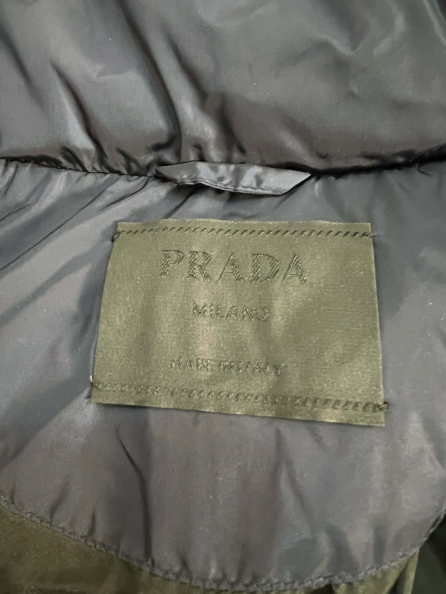 P1060 Prada Prada High-end recommended cattle 2024 fall and winter men's pure 90 down jacket! Noble lineage, fluffy feeling, cold weather, high-end top tier ready-to-wear clothing, the entire garment is designed using hand-heavy craftsmanship, the inner part of the skeleton as a support are covered with hand-pressing adhesive strips of waterproof coating to the outline of the outdoor punching bag as the tone of the design elements of fashion is not dominated by functionality of the high-street practical models filled with imported high-grade selection of 90 white duck down + 10 feathers, high weight, thick, quick heat and polythermal warmth, the effect of gathering the traditional craftsmanship of Zegna, symbols of piece and give the new season of fashion and energy, as well as the value of fashion. Zegna's traditional craftsmanship Symbol piece and gives the new season of fashion vitality and fashion aesthetic value also Zhuang and harmonious style of urban elite men preferred Size: M-3XL178 140 pounds wear L Slim maximum wearable 190 pounds