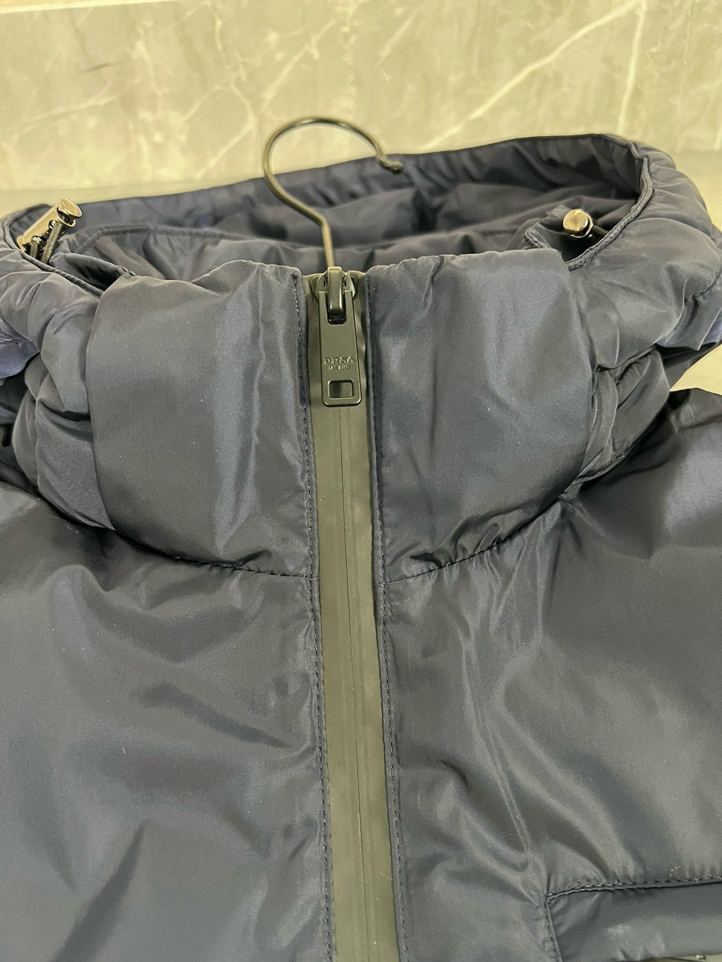 P1420 Moncler Moncler gado recomendado de alta qualidade 2024 outono / inverno Jaqueta masculina Pure 90 Down! Linhagem nobre, cheia de sensação fofa, arma fria, roupas prontas para vestir de alto nível, toda a peça é projetada usando artesanato pesado à mão, a parte interna do esqueleto como suporte é coberta com tiras em relevo à mão de revestimento impermeável na forma de silhueta de capa de chuva ao ar livre como o tom da integração dos elementos de design da moda não é orientado para a funcionalidade modelos práticos de rua cheios de seleção importada de alto grau de 90 penas de pato branco + 10 penas, alto peso, calor espesso, rápido e calor politérmico, o efeito de coleta muito bom! O artesanato tradicional da Zegna, peça-símbolo, confere à nova estação vitalidade e valor estético à moda, bem como ao estilo harmonioso de Zhuang e à elite urbana preferida dos homens Tamanho: M-3XL178 140 libras desgaste L Slim máximo 190 libras