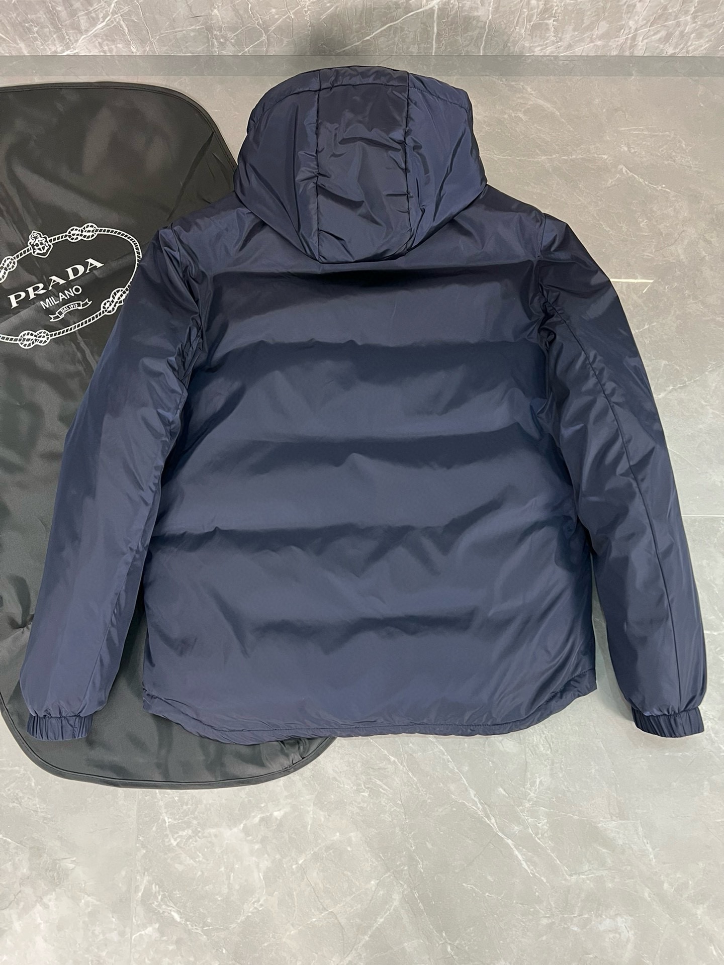 P1420 Moncler Moncler gado recomendado de alta qualidade 2024 outono / inverno Jaqueta masculina Pure 90 Down! Linhagem nobre, cheia de sensação fofa, arma fria, roupas prontas para vestir de alto nível, toda a peça é projetada usando artesanato pesado à mão, a parte interna do esqueleto como suporte é coberta com tiras em relevo à mão de revestimento impermeável na forma de silhueta de capa de chuva ao ar livre como o tom da integração dos elementos de design da moda não é orientado para a funcionalidade modelos práticos de rua cheios de seleção importada de alto grau de 90 penas de pato branco + 10 penas, alto peso, calor espesso, rápido e calor politérmico, o efeito de coleta muito bom! O artesanato tradicional da Zegna, peça-símbolo, confere à nova estação vitalidade e valor estético à moda, bem como ao estilo harmonioso de Zhuang e à elite urbana preferida dos homens Tamanho: M-3XL178 140 libras desgaste L Slim máximo 190 libras