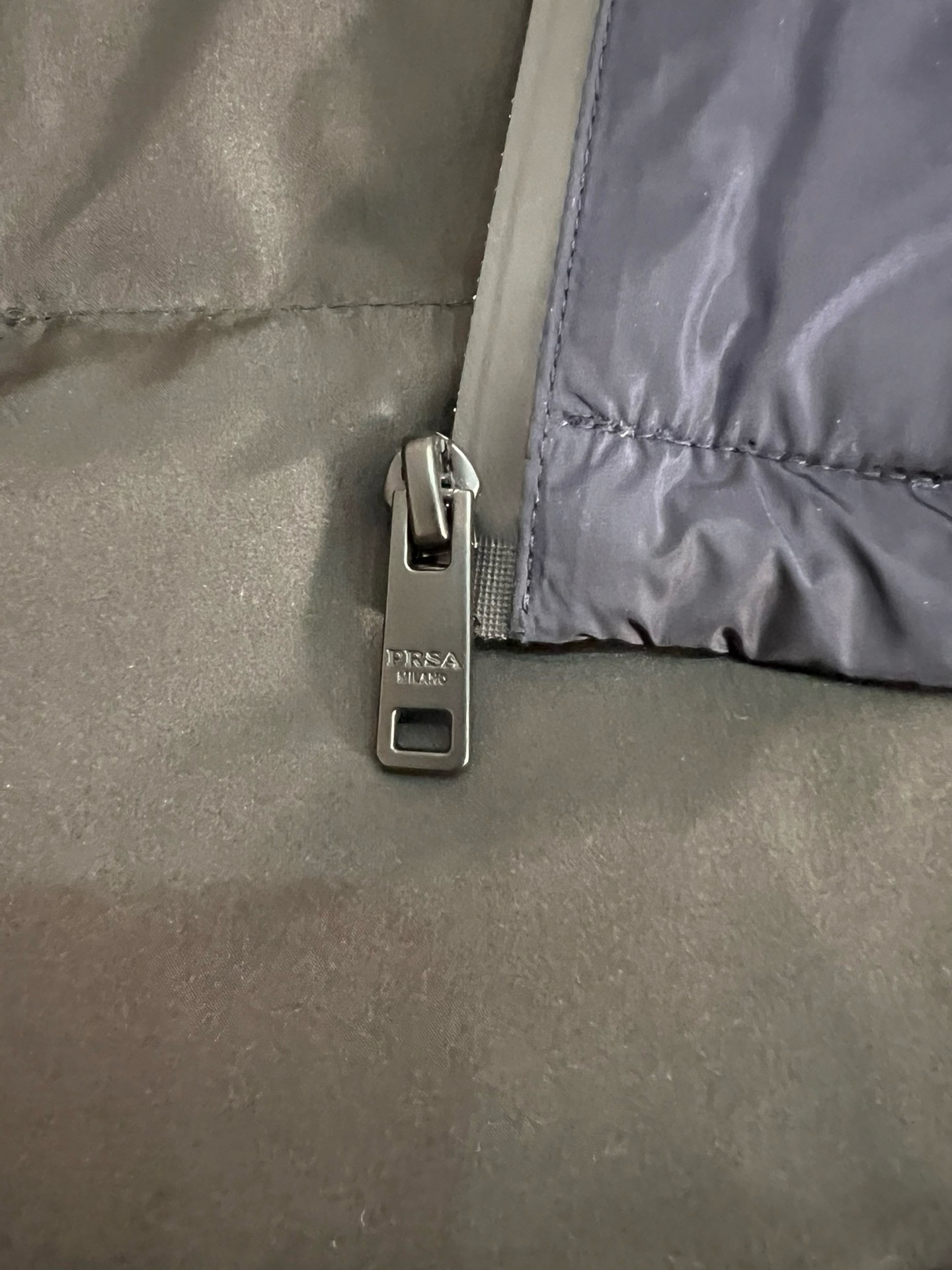 P1420 Moncler Moncler gado recomendado de alta qualidade 2024 outono / inverno Jaqueta masculina Pure 90 Down! Linhagem nobre, cheia de sensação fofa, arma fria, roupas prontas para vestir de alto nível, toda a peça é projetada usando artesanato pesado à mão, a parte interna do esqueleto como suporte é coberta com tiras em relevo à mão de revestimento impermeável na forma de silhueta de capa de chuva ao ar livre como o tom da integração dos elementos de design da moda não é orientado para a funcionalidade modelos práticos de rua cheios de seleção importada de alto grau de 90 penas de pato branco + 10 penas, alto peso, calor espesso, rápido e calor politérmico, o efeito de coleta muito bom! O artesanato tradicional da Zegna, peça-símbolo, confere à nova estação vitalidade e valor estético à moda, bem como ao estilo harmonioso de Zhuang e à elite urbana preferida dos homens Tamanho: M-3XL178 140 libras desgaste L Slim máximo 190 libras