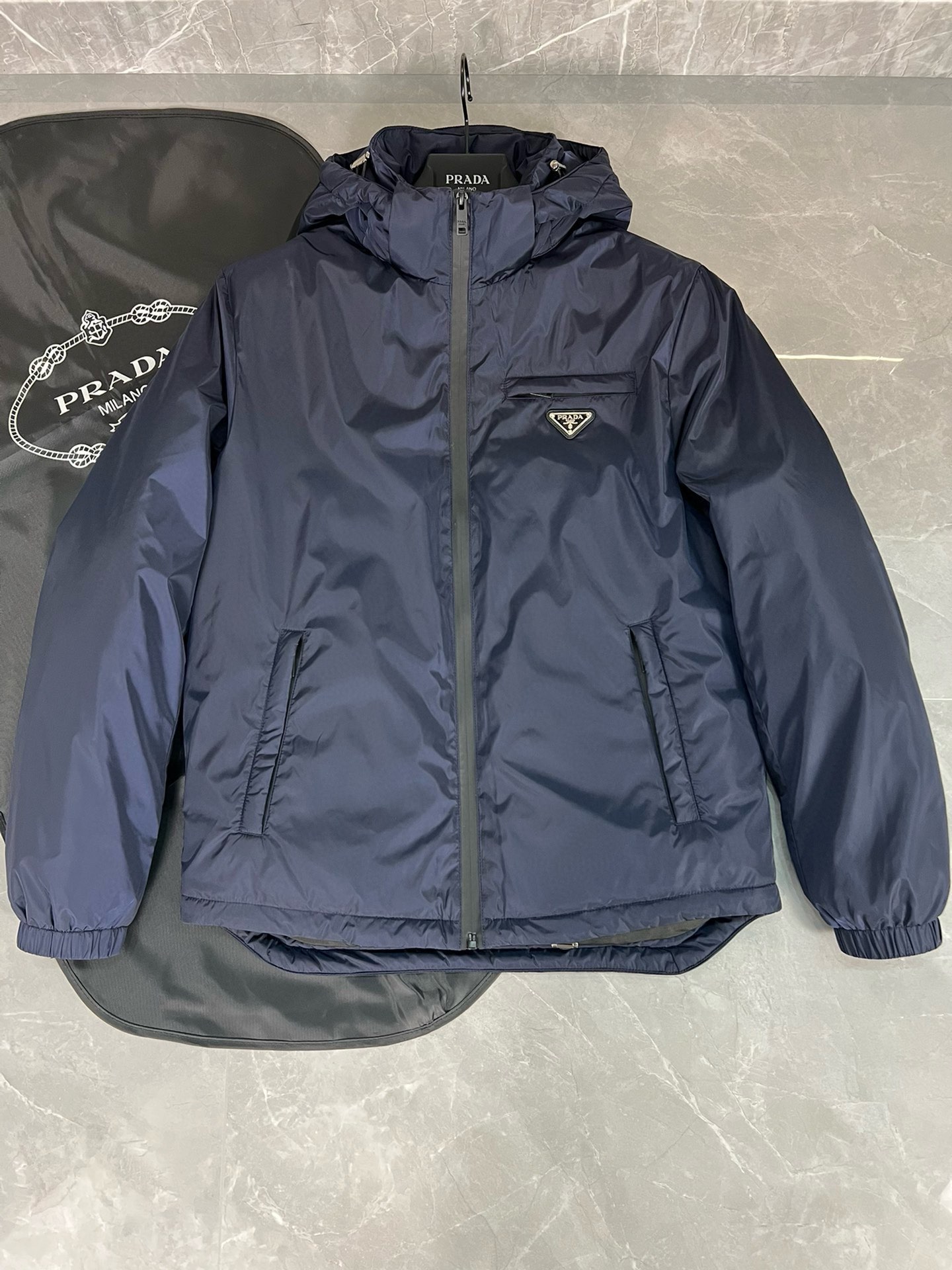 P1420 Moncler Moncler gado recomendado de alta qualidade 2024 outono / inverno Jaqueta masculina Pure 90 Down! Linhagem nobre, cheia de sensação fofa, arma fria, roupas prontas para vestir de alto nível, toda a peça é projetada usando artesanato pesado à mão, a parte interna do esqueleto como suporte é coberta com tiras em relevo à mão de revestimento impermeável na forma de silhueta de capa de chuva ao ar livre como o tom da integração dos elementos de design da moda não é orientado para a funcionalidade modelos práticos de rua cheios de seleção importada de alto grau de 90 penas de pato branco + 10 penas, alto peso, calor espesso, rápido e calor politérmico, o efeito de coleta muito bom! O artesanato tradicional da Zegna, peça-símbolo, confere à nova estação vitalidade e valor estético à moda, bem como ao estilo harmonioso de Zhuang e à elite urbana preferida dos homens Tamanho: M-3XL178 140 libras desgaste L Slim máximo 190 libras