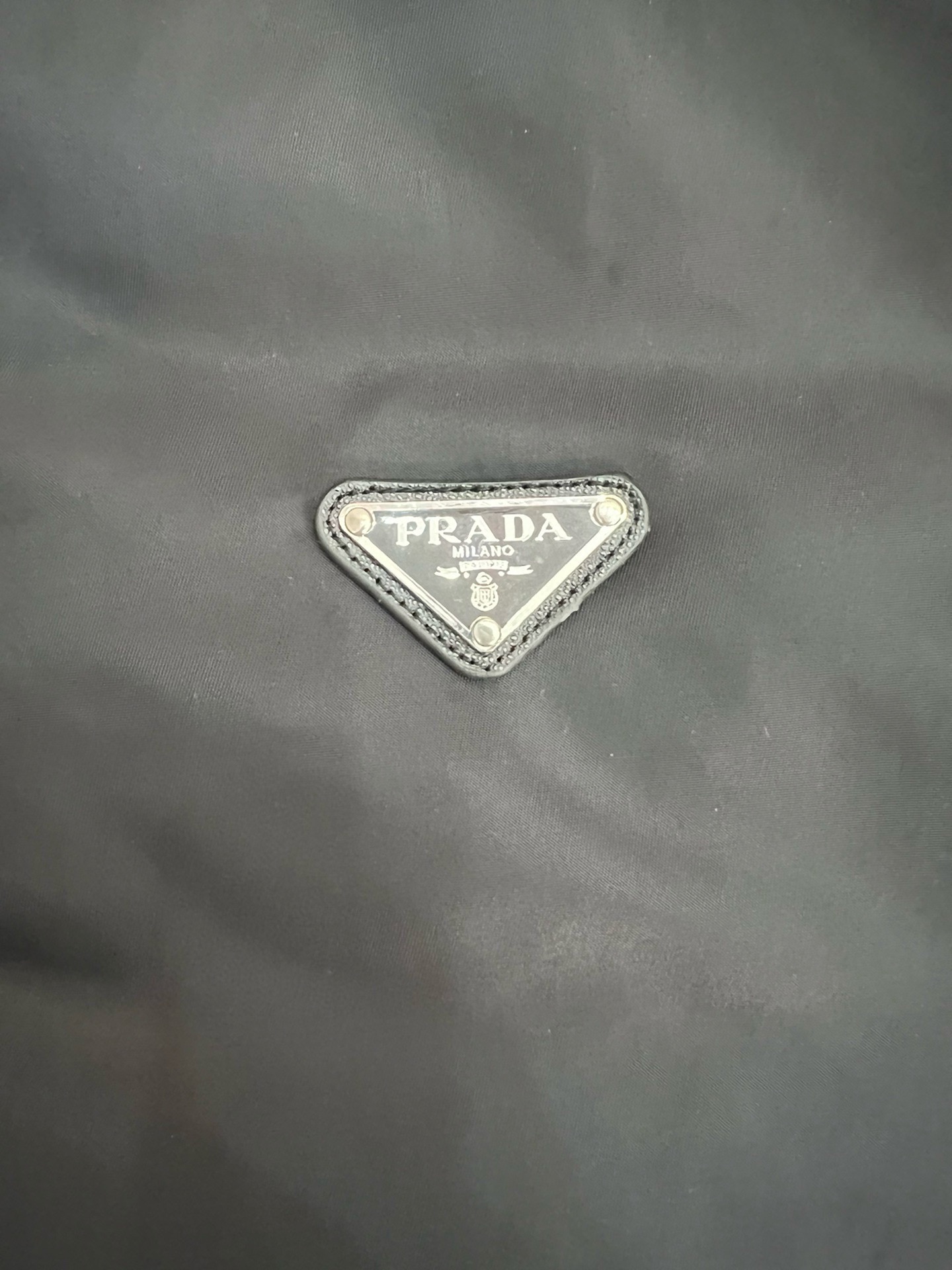 P1340 Prada Prada gorra desmontable 24 otoño e invierno nueva chaqueta de plumón de doble cara gigante pesado una vez GET dos lados para disfrutar de la tela N66 denier ultrafino + pato blanco de Siberia 90 abajo un abrigo dos veces para crear una variedad de formas para aumentar el estilo de algo más que verse bien puede aumentar el sentido de estratificación una compra dos opciones un lado de la superficie de la línea de acolchado de la chaqueta de plumón Único sentido suave y limpio para romper la sensación visual hinchada por otro lado, es el clásico P ¡El otro lado es el clásico P chaqueta de plumón ligero que crea el efecto visual de la vida casual Romper el molde con un diseño diferente que se llena de manera uniforme y visualmente suave El diseño es bastante sofisticado Adultos no hacer elecciones! ¡Clásico / práctico de dos desgaste de control de punta de moda es un clásico nunca fuera de la moda de doble cara desgaste rendimiento artesanal industria pesada herencia de calidad de la marca de lujo de estilo cómodo y de moda guapo desgaste de doble cara el precio del trabajo directamente el doble del costo de dos desgaste tanto para el interior y el exterior de los requisitos de la tela son extremadamente exigentes para estabilizar la contracción del tejido y, a continuación, listo para usar la producción de ropa de todo el proceso que consume tiempo y es costoso complejo y difícil de hacer la fábrica y los artesanos no pueden ser ordinarios para completar el uso de N66 denier ultra-fino materias primas para golpear las nubes ligeras de telas se sienten! Luz y suave textura de color completo y saturado con un sentido de la luz en el brillo del hilo original para aumentar la alta y el sentido de alta densidad ultra-fino forro de terciopelo utilizando anti-perforación de costura de precisión coeficiente de calidez de alta ligereza y anti-correr de terciopelo 0 presión sensación de uso para lograr que el calor de la talla: M-3XL (48-56 yardas)-fábrica de alta moda