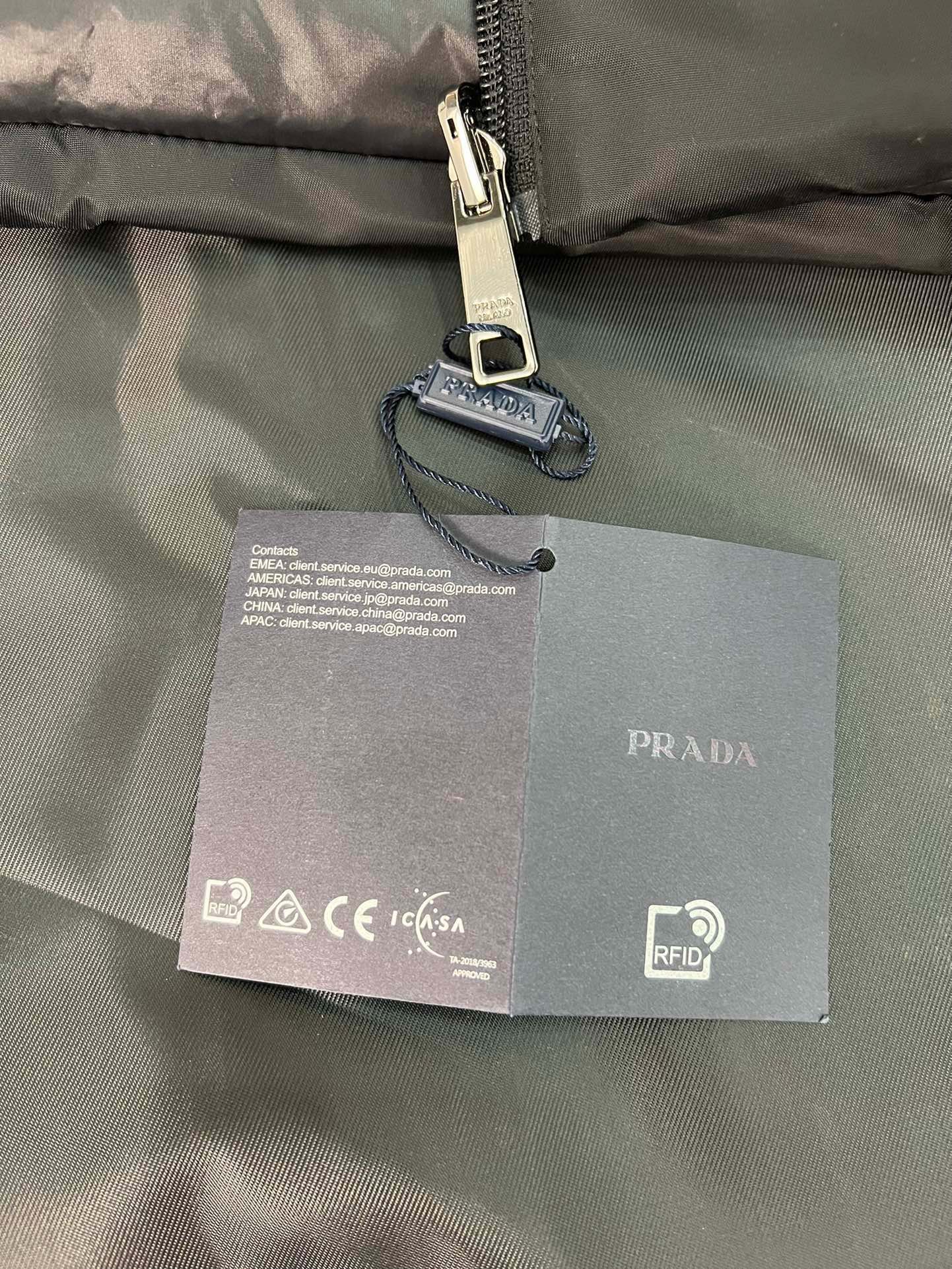 P1340 Prada Prada gorra desmontable 24 otoño e invierno nueva chaqueta de plumón de doble cara gigante pesado una vez GET dos lados para disfrutar de la tela N66 denier ultrafino + pato blanco de Siberia 90 abajo un abrigo dos veces para crear una variedad de formas para aumentar el estilo de algo más que verse bien puede aumentar el sentido de estratificación una compra dos opciones un lado de la superficie de la línea de acolchado de la chaqueta de plumón Único sentido suave y limpio para romper la sensación visual hinchada por otro lado, es el clásico P ¡El otro lado es el clásico P chaqueta de plumón ligero que crea el efecto visual de la vida casual Romper el molde con un diseño diferente que se llena de manera uniforme y visualmente suave El diseño es bastante sofisticado Adultos no hacer elecciones! ¡Clásico / práctico de dos desgaste de control de punta de moda es un clásico nunca fuera de la moda de doble cara desgaste rendimiento artesanal industria pesada herencia de calidad de la marca de lujo de estilo cómodo y de moda guapo desgaste de doble cara el precio del trabajo directamente el doble del costo de dos desgaste tanto para el interior y el exterior de los requisitos de la tela son extremadamente exigentes para estabilizar la contracción del tejido y, a continuación, listo para usar la producción de ropa de todo el proceso que consume tiempo y es costoso complejo y difícil de hacer la fábrica y los artesanos no pueden ser ordinarios para completar el uso de N66 denier ultra-fino materias primas para golpear las nubes ligeras de telas se sienten! Luz y suave textura de color completo y saturado con un sentido de la luz en el brillo del hilo original para aumentar la alta y el sentido de alta densidad ultra-fino forro de terciopelo utilizando anti-perforación de costura de precisión coeficiente de calidez de alta ligereza y anti-correr de terciopelo 0 presión sensación de uso para lograr que el calor de la talla: M-3XL (48-56 yardas)-fábrica de alta moda