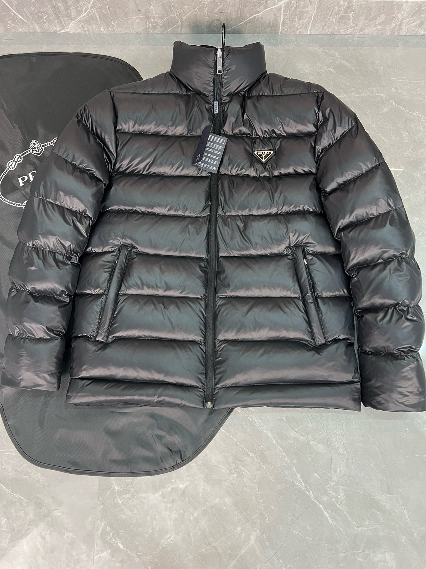 P1340 Prada Prada gorra desmontable 24 otoño e invierno nueva chaqueta de plumón de doble cara gigante pesado una vez GET dos lados para disfrutar de la tela N66 denier ultrafino + pato blanco de Siberia 90 abajo un abrigo dos veces para crear una variedad de formas para aumentar el estilo de algo más que verse bien puede aumentar el sentido de estratificación una compra dos opciones un lado de la superficie de la línea de acolchado de la chaqueta de plumón Único sentido suave y limpio para romper la sensación visual hinchada por otro lado, es el clásico P ¡El otro lado es el clásico P chaqueta de plumón ligero que crea el efecto visual de la vida casual Romper el molde con un diseño diferente que se llena de manera uniforme y visualmente suave El diseño es bastante sofisticado Adultos no hacer elecciones! ¡Clásico / práctico de dos desgaste de control de punta de moda es un clásico nunca fuera de la moda de doble cara desgaste rendimiento artesanal industria pesada herencia de calidad de la marca de lujo de estilo cómodo y de moda guapo desgaste de doble cara el precio del trabajo directamente el doble del costo de dos desgaste tanto para el interior y el exterior de los requisitos de la tela son extremadamente exigentes para estabilizar la contracción del tejido y, a continuación, listo para usar la producción de ropa de todo el proceso que consume tiempo y es costoso complejo y difícil de hacer la fábrica y los artesanos no pueden ser ordinarios para completar el uso de N66 denier ultra-fino materias primas para golpear las nubes ligeras de telas se sienten! Luz y suave textura de color completo y saturado con un sentido de la luz en el brillo del hilo original para aumentar la alta y el sentido de alta densidad ultra-fino forro de terciopelo utilizando anti-perforación de costura de precisión coeficiente de calidez de alta ligereza y anti-correr de terciopelo 0 presión sensación de uso para lograr que el calor de la talla: M-3XL (48-56 yardas)-fábrica de alta moda