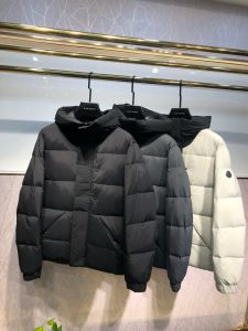 P1160 엑스트라 킹 ⬆️Moncler 몽클레르 마데이라 블랙 워리어 숏 남성 다운 재킷 재킷 (⚠️ 내 상품 전체 네트워크를 비교하기 위해 가져가는 내 상품은 아무것도주지 않습니다 ❗️❗️)모험을위한 마데이라 남성용 숏 다운 재킷보온성과 관리 마데이라 쇼트 다운 재킷은 기능적이고 미적으로 만족스러운 현대인을 위해 설계되었습니다. 현대 남성을 위해 디자인되어 거리에서 스키에 이르기까지 다양한 상황에 적합합니다. 기능적이고 타이트한 나일론 롱 기장 원단으로 제작되었으며 안감 처리 된 후드와 바람막이 플랩으로 추가 보호 기능을 제공합니다. -다운 패딩- 후드- 엠보싱 로고 레터링- 스냅 버튼 및 지퍼 잠금- 지퍼 및 스냅 버튼이 달린 포켓- 신축성 있는 드로스트링 밑단- 로고 패치 사이즈: 1-5 세 가지 색상-하이 피델리티 팩토리