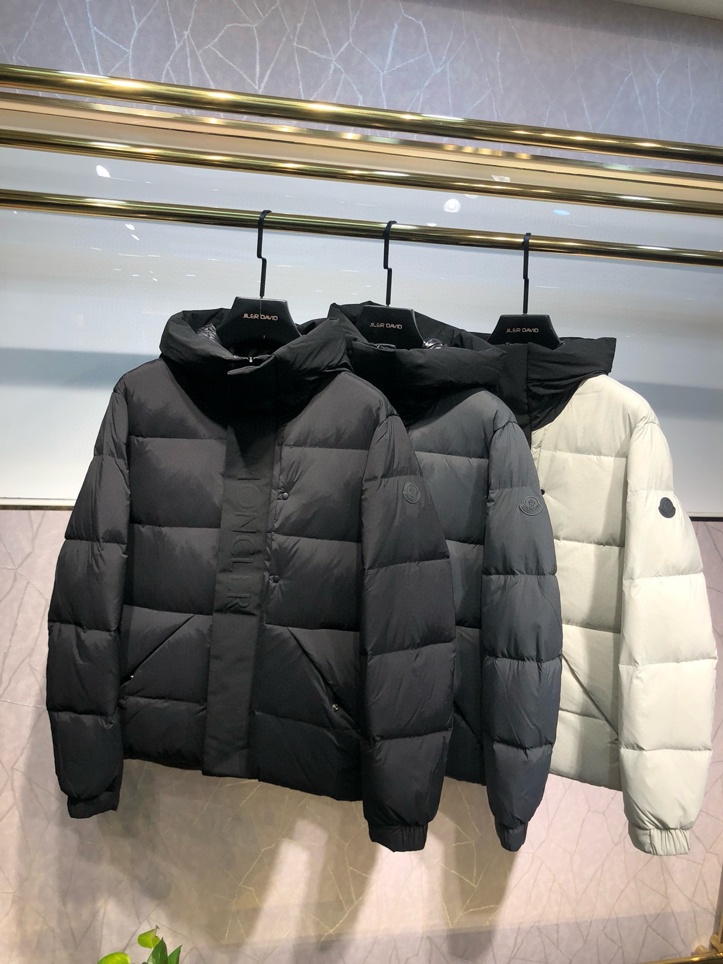 P1160 エクストラキング ⬆️Moncler モンクレール マデイラ ブラック 戦士 ショート メンズ ダウンジャケット ジャケット (⚠️ my goods you take to compare the whole network lose I give you for nothing ❗️❗️)冒険のために作られたマデイラメンズショートダウンジャケットあなたに暖かさとケアをもたらす！マデイラのショートダウンジャケットは、モダンで機能的、そして美意識の高い男性のためにデザインされ、ストリートからスキーまで幅広いシーンに対応します。機能的でタイトフィットなナイロンロングセゾン素材を使用し、裏地付きのフードとウインドフラップでプロテクションを強化。詳細はこちら-ロングセゾン素材を使用。-裏地はナイロン・ラケ。-ダウン入り-フード-エンボスロゴ-ボタンとジッパーで開閉-ジッパーとスナップ開閉式ポケット-裾は伸縮性のあるドローストリング仕様-ロゴパッチサイズ: 1-5 トライカラー