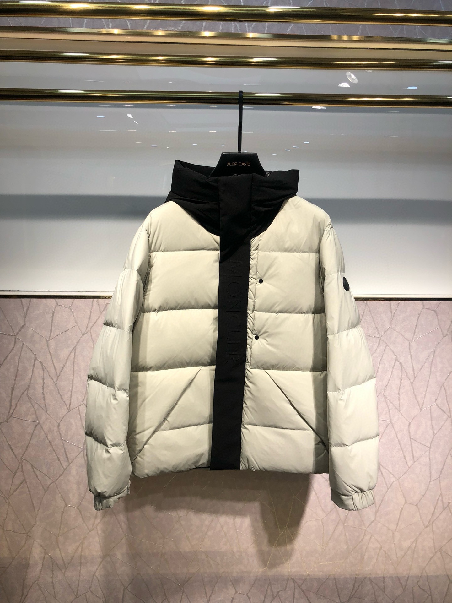 P1160 エクストラキング ⬆️Moncler モンクレール マデイラ ブラック 戦士 ショート メンズ ダウンジャケット ジャケット (⚠️ my goods you take to compare the whole network lose I give you for nothing ❗️❗️)冒険のために作られたマデイラメンズショートダウンジャケットあなたに暖かさとケアをもたらす！マデイラのショートダウンジャケットは、モダンで機能的、そして美意識の高い男性のためにデザインされ、ストリートからスキーまで幅広いシーンに対応します。機能的でタイトフィットなナイロンロングセゾン素材を使用し、裏地付きのフードとウインドフラップでプロテクションを強化。詳細はこちら-ロングセゾン素材を使用。-裏地はナイロン・ラケ。-ダウン入り-フード-エンボスロゴ-ボタンとジッパーで開閉-ジッパーとスナップ開閉式ポケット-裾は伸縮性のあるドローストリング仕様-ロゴパッチサイズ: 1-5 トライカラー