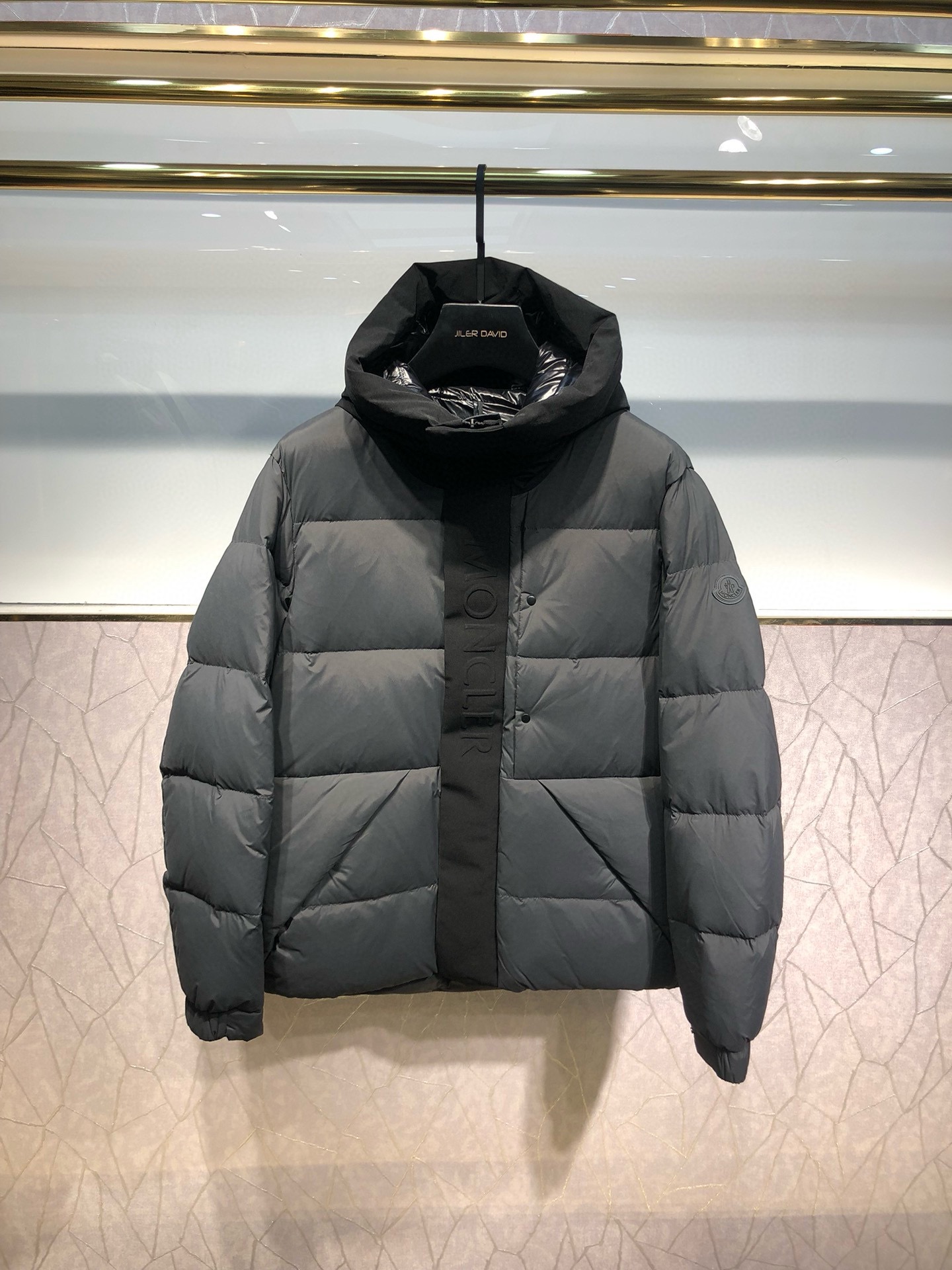 P1160 エクストラキング ⬆️Moncler モンクレール マデイラ ブラック 戦士 ショート メンズ ダウンジャケット ジャケット (⚠️ my goods you take to compare the whole network lose I give you for nothing ❗️❗️)冒険のために作られたマデイラメンズショートダウンジャケットあなたに暖かさとケアをもたらす！マデイラのショートダウンジャケットは、モダンで機能的、そして美意識の高い男性のためにデザインされ、ストリートからスキーまで幅広いシーンに対応します。機能的でタイトフィットなナイロンロングセゾン素材を使用し、裏地付きのフードとウインドフラップでプロテクションを強化。詳細はこちら-ロングセゾン素材を使用。-裏地はナイロン・ラケ。-ダウン入り-フード-エンボスロゴ-ボタンとジッパーで開閉-ジッパーとスナップ開閉式ポケット-裾は伸縮性のあるドローストリング仕様-ロゴパッチサイズ: 1-5 トライカラー