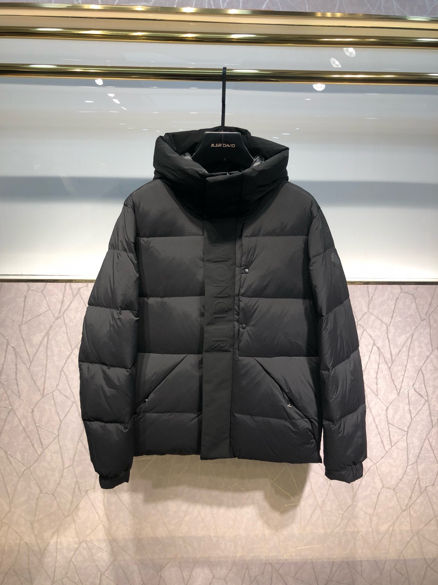 P1160 エクストラキング ⬆️Moncler モンクレール マデイラ ブラック 戦士 ショート メンズ ダウンジャケット ジャケット (⚠️ my goods you take to compare the whole network lose I give you for nothing ❗️❗️)冒険のために作られたマデイラメンズショートダウンジャケットあなたに暖かさとケアをもたらす！マデイラのショートダウンジャケットは、モダンで機能的、そして美意識の高い男性のためにデザインされ、ストリートからスキーまで幅広いシーンに対応します。機能的でタイトフィットなナイロンロングセゾン素材を使用し、裏地付きのフードとウインドフラップでプロテクションを強化。詳細はこちら-ロングセゾン素材を使用。-裏地はナイロン・ラケ。-ダウン入り-フード-エンボスロゴ-ボタンとジッパーで開閉-ジッパーとスナップ開閉式ポケット-裾は伸縮性のあるドローストリング仕様-ロゴパッチサイズ: 1-5 トライカラー