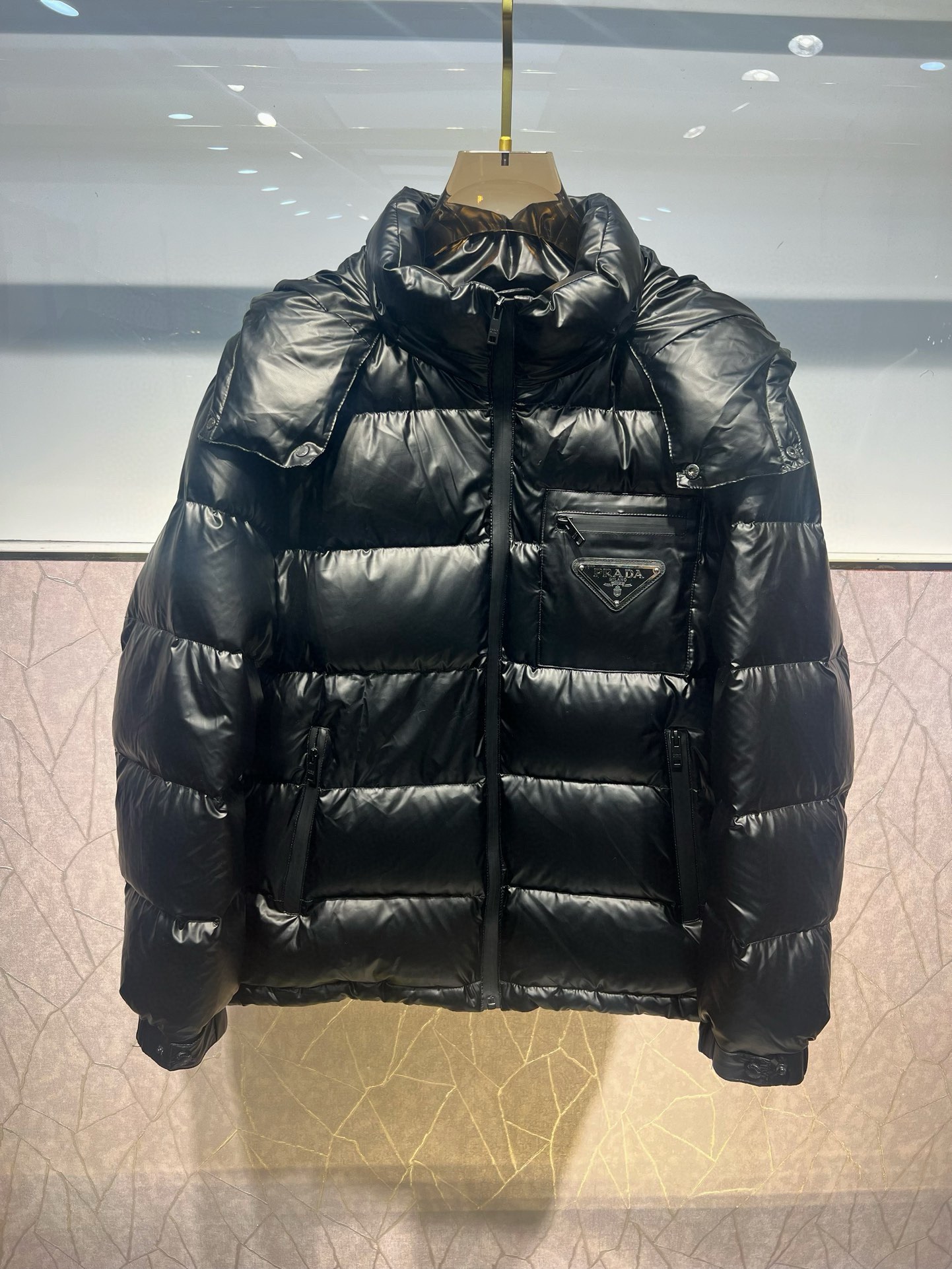 ¡P1360 Prada Prada de gama alta recomendada ganado 2024 Otoño / Invierno de los hombres pura 90 Chaqueta de plumas! ¡Noble linaje, lleno de esponjosidad, el clima frío, de gama alta de primer nivel prêt-à-porter de la ropa, toda la prenda está diseñada utilizando la mano-pesada artesanía, la parte interior del esqueleto como un apoyo están cubiertos con tiras en relieve a mano de revestimiento impermeable en forma de silueta impermeable al aire libre como el tono de la integración de los elementos de diseño de la moda no está orientada a la funcionalidad de alta calle modelos prácticos llenos de importación de alto grado de selección de 90 pato blanco hacia abajo + 10 plumas, de alto peso, de espesor, el calor rápido y el calor politérmico, el efecto de reunir el mejor! Zegna artesanía tradicional pieza Símbolo y da la nueva temporada de la vitalidad de la moda y el valor estético de la moda también Zhuangyixia estilo de los hombres de élite urbana preferida Tamaño: M-3XL178 140 libras desgaste L Slim máximo usable 190 libras