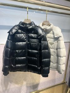 P1100 Moncler Moncler High-end recommended cattle 2024 fall and winter men's pure 90 down jacket! Noble lineage, fluffy feeling, cold weather, high-end top tier ready-to-wear clothing, the whole piece of clothing using hand-heavy craft design, the inner part of the skeleton as a support are all over the hand-pressing adhesive strips of waterproof coating in the shape of outdoor punching jacket as the tone of the design elements of fashion is not to functionality-oriented high street wear models filled with imported high-grade selection of 90 white duck down + 10 feathers, high gram weight, thick, quick heat and polythermal warmth effect is excellent to gather the traditional craftsmanship of Zegna, the symbol of the piece and give the new season of fashion vitality and harmony, but also a new season of fashion value. Zegna's traditional craftsmanship Symbol piece and gives the new season of fashion vitality and fashion aesthetic value also Zhuang and harmonious style of urban elite men preferred Size: M-3XL178 140 pounds wear L Slim maximum wearable 190 pounds