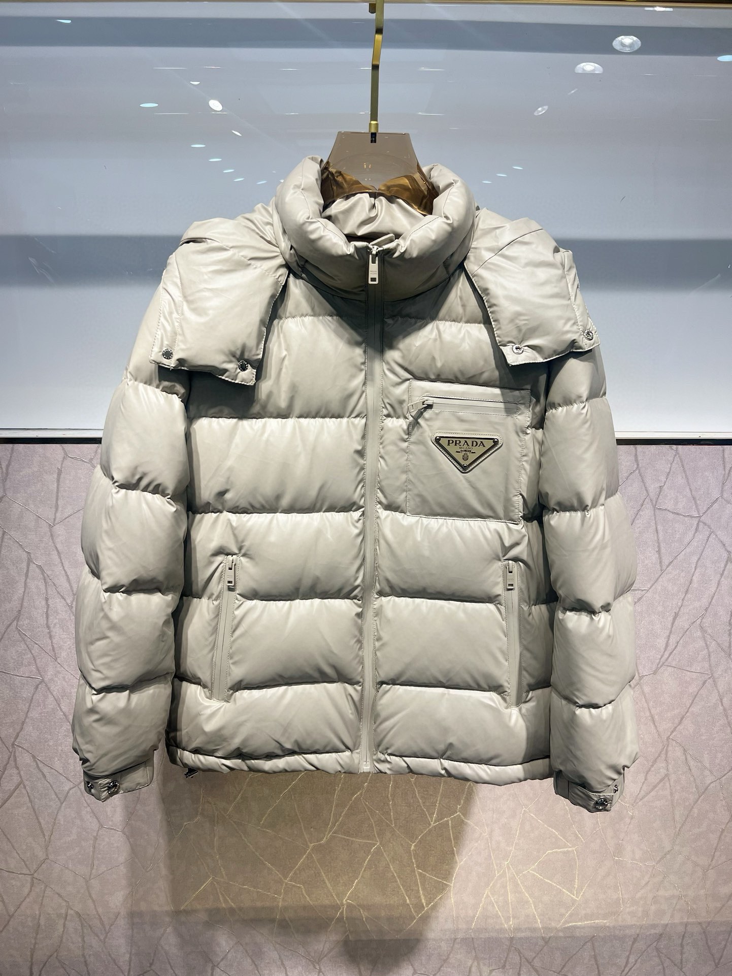 P1420モンクレールMonclerハイエンドおすすめキャトル2024秋冬メンズピュア90ダウンジャケット！高貴な血統、ふわふわ感、冷たい武器、ハイエンドのトップ層の既製服の完全な、衣服全体が手で重い職人技を使用して設計され、サポートとして骨格の内側には、ファッションのデザイン要素の統合のトーンとして、屋外のレインコートのシルエットの形で防水コーティングの手エンボストリップで覆われている90ホワイトダックダウン+ 10羽、高重量、厚い、迅速な熱とポリサーマル保温のインポートされた高品位な選択で満たされた機能志向のハイストリート実用的なモデルではない、非常に良いギャザーの効果！ゼニアの伝統的な職人技のシンボルピースとファッションの活力とファッションの美的価値の新しいシーズンを与え、また荘と調和のとれたスタイルの都市部のエリート男性が好む サイズ：M-3XL178 140ポンドはLスリム最大摩耗190ポンドを着用 - 高模倣工場