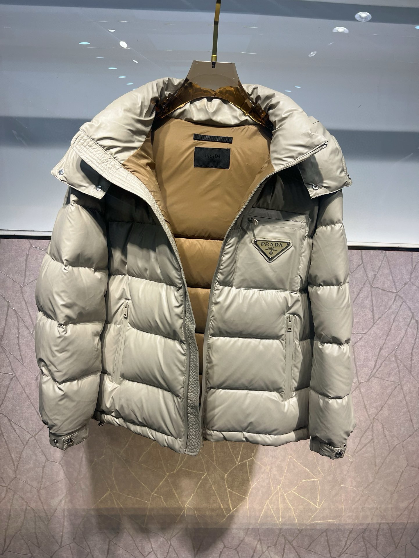 ¡P1360 Prada Prada de gama alta recomendada ganado 2024 Otoño / Invierno de los hombres pura 90 Chaqueta de plumas! ¡Noble linaje, lleno de esponjosidad, el clima frío, de gama alta de primer nivel prêt-à-porter de la ropa, toda la prenda está diseñada utilizando la mano-pesada artesanía, la parte interior del esqueleto como un apoyo están cubiertos con tiras en relieve a mano de revestimiento impermeable en forma de silueta impermeable al aire libre como el tono de la integración de los elementos de diseño de la moda no está orientada a la funcionalidad de alta calle modelos prácticos llenos de importación de alto grado de selección de 90 pato blanco hacia abajo + 10 plumas, de alto peso, de espesor, el calor rápido y el calor politérmico, el efecto de reunir el mejor! Zegna artesanía tradicional pieza Símbolo y da la nueva temporada de la vitalidad de la moda y el valor estético de la moda también Zhuangyixia estilo de los hombres de élite urbana preferida Tamaño: M-3XL178 140 libras desgaste L Slim máximo usable 190 libras