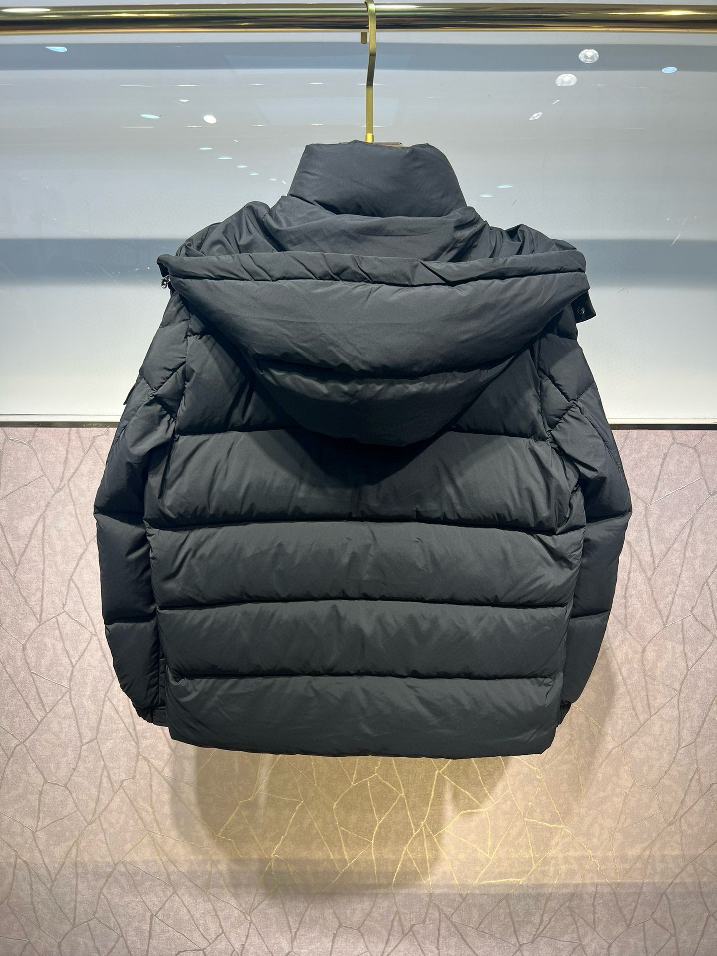 P1280 Moncler Moncler Extra Down Fall/Winter 2024 New Vezere Short. Matte Matte Maya.Men's Down Jacket Coat. The Vezere men's short down jacket is a warm, basic piece with Mon's styling flair.The Vezere down jacket is made from longue saison fabric that is both lightweight and warm.This short down jacket comes with a hood that can be easily removed depending on the weather.The jacket's silhouette and sleeve patch pockets are a nod to the iconic Monc Maya down jacket - made from longue saison fabric - with a matte matte matte Maya. longue saison fabric - Nylon léger brillant lining - Down padding - Detachable and adjustable hood - Zipper and snap button closure - Zipper pockets -Patch pockets on the sleeves -Adjustable cuffs -Drawstring hemSize: 1-5 Couple's style -High-quality imitation factory