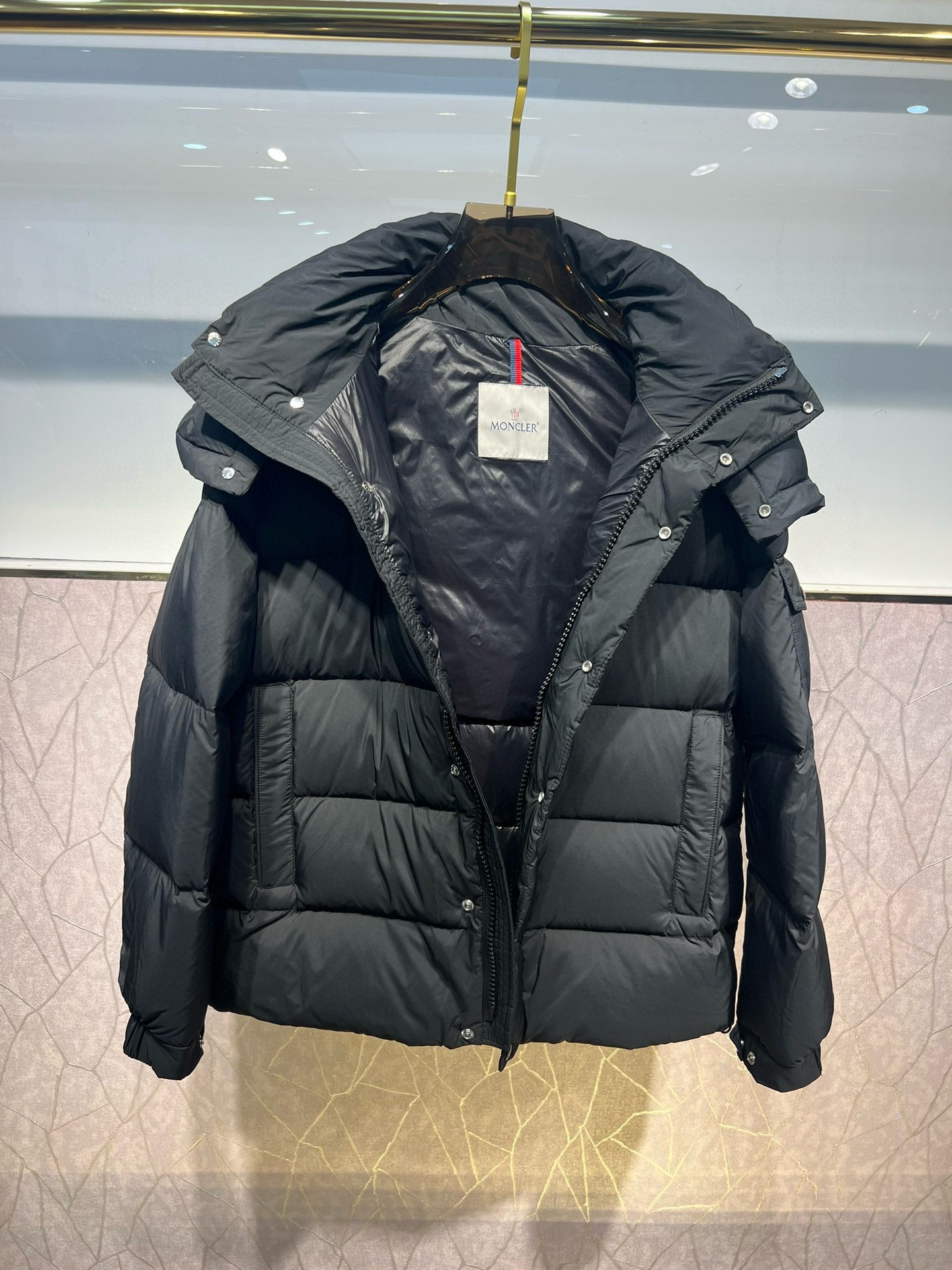 P1280 Moncler Moncler Extra Down Fall/Winter 2024 New Vezere Short. Matte Matte Maya.Men's Down Jacket Coat. The Vezere men's short down jacket is a warm, basic piece with Mon's styling flair.The Vezere down jacket is made from longue saison fabric that is both lightweight and warm.This short down jacket comes with a hood that can be easily removed depending on the weather.The jacket's silhouette and sleeve patch pockets are a nod to the iconic Monc Maya down jacket - made from longue saison fabric - with a matte matte matte Maya. longue saison fabric - Nylon léger brillant lining - Down padding - Detachable and adjustable hood - Zipper and snap button closure - Zipper pockets -Patch pockets on the sleeves -Adjustable cuffs -Drawstring hemSize: 1-5 Couple's style -High-quality imitation factory