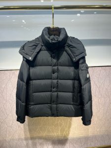 P1280 Moncler Moncler Extra Down Fall/Winter 2024 New Vezere Short. Matte Matte Maya.Men's Down Jacket Coat. The Vezere men's short down jacket is a warm, basic piece with Mon's styling flair.The Vezere down jacket is made from longue saison fabric that is both lightweight and warm.This short down jacket comes with a hood that can be easily removed depending on the weather.The jacket's silhouette and sleeve patch pockets are a nod to the iconic Monc Maya down jacket - made from longue saison fabric - with a matte matte matte Maya. longue saison fabric - Nylon léger brillant lining - Down padding - Detachable and adjustable hood - Zipper and snap button closure - Zipper pockets -Patch pockets on the sleeves -Adjustable cuffs -Drawstring hemSize: 1-5 Couple's style -High-quality imitation factory